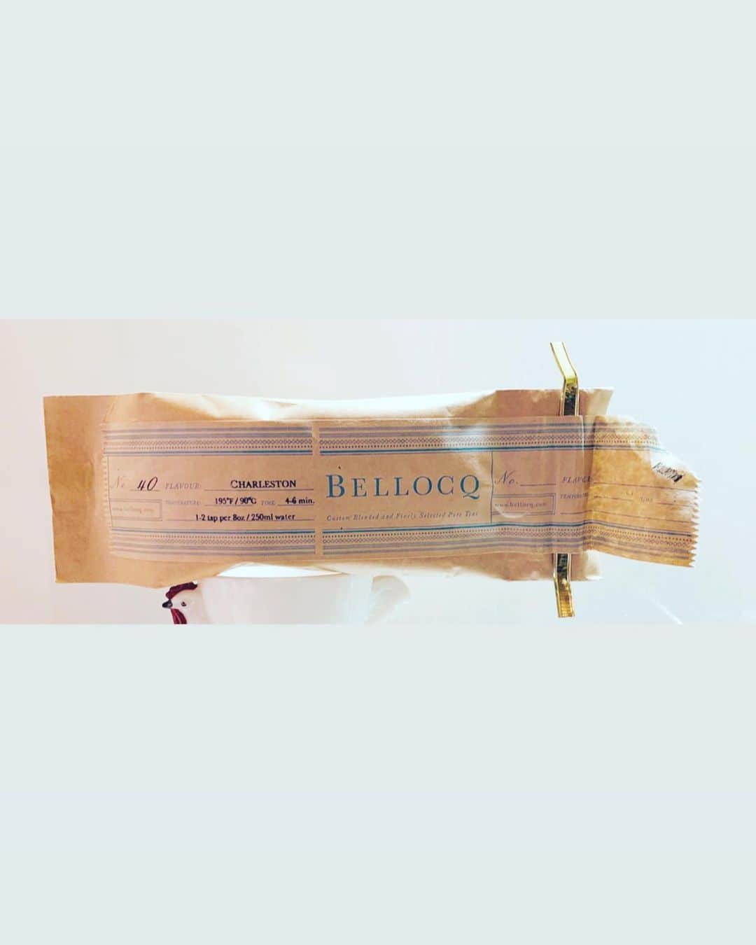 のインスタグラム：「日本へ遊びに来たAliceがお土産をくれた。行きそこなったお店のBlended teaだ。うれティ。(おいティ…🤤) Aliceはちょいと出掛け滞在してたお家のBreakfast Buddyだった。もちろん最初からそうではなく、だんだん、ゆっくりと、いつの間にか、自然にそれとなった。朝起きると、私のぶんのゆで卵やオートミールが置いてあって、一緒に食べてBlack teaを飲み、Aliceは仕事に行く。私は、Aliceがベランダに置いた餌を食べに来た鳥たちを観察しながら考えごとをして仕事をした。そう長くない朝の時間。 日本に帰る時、手紙とオートミールをプレゼントしてくれた。泣かせる…(ねえ手紙、手紙って、最高だよな！みんな書こう！) 家のみんなを思い出すと、キッチンと食卓が浮かぶ。みんなよく笑い、冗談を言い、時々真面目な話をした。買い換えたオーブンレンジの光が眩し過ぎて思わず声を上げたり、送り主の分からないカップケーキが届いたりもした。笑  大事に思うことが増えるのは、嬉しくて恐ろしい。 これからも繰り返されるのかと思うと、そこはかとなく胸がチリチリとする。 貰ったオートミールは、もう、無いのだよ。 . . . #Alice#Breakfast @alicekdugan  #bellocq#bellocqtea」