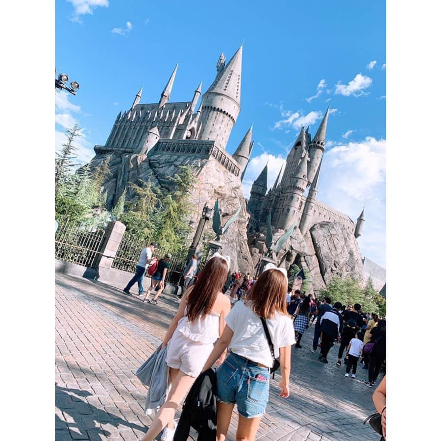 北条佳奈さんのインスタグラム写真 - (北条佳奈Instagram)「アメリカ旅行記day5🇺🇸❤️﻿ ﻿ ﻿ 5日目はユニバーサルスタジオハリウッドへ🗽﻿ USJも高校の修学旅行で一回行っただけだったのでもう本当に楽しみにしてました🤤﻿ ﻿ 念願のハリーポッターも乗れたし🤤﻿ （酔わなかった！）﻿ ﻿ 行ったの土曜日だったけどなかなかに空いてて色々回れたし🤤﻿ もはやほぼ回ったかな🤤﻿ ﻿ 序盤で欽也さんが乗り物酔いしてしまってかわいそうだったけど…😣﻿ それでも各所着いてきてくれたりたくさん写真撮ってくれてありがとうございます🤙🤙🤙﻿ ﻿ ﻿ 色んなキャクターとも会えて写真も撮ったけど載せきれないからその2に続きます🤤﻿ ﻿ ﻿ 一番楽しかったのはリベンジ オブ ザ マミーです🥴❤️（かなぷぅ調べ）﻿ ﻿ ﻿ ﻿ 短い時間だったけど効率よく回れて充実な5日目でした😍﻿ ﻿ ﻿ ﻿ to be continue…🌈﻿ ﻿ ﻿ #universalstudioshollywood #ユニバーサルスタジオハリウッド #tagstagram #tagsforlike #instagood #followｍe #🌎」12月3日 9時53分 - kana_hojyo