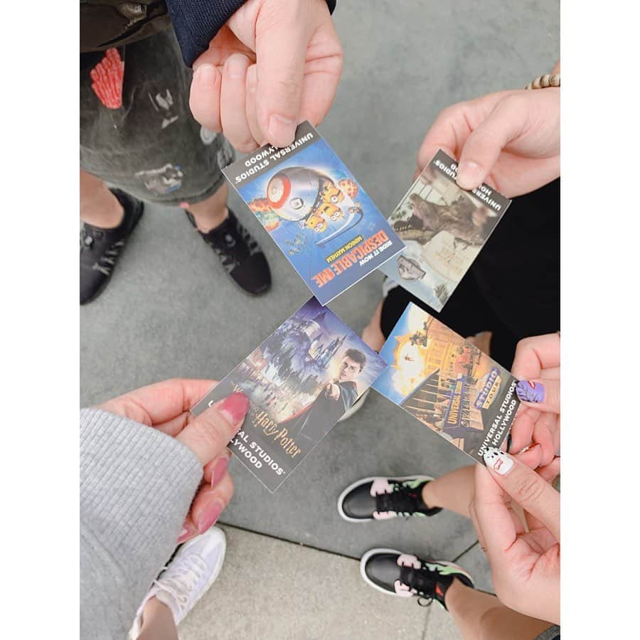 北条佳奈のインスタグラム：「アメリカ旅行記day5🇺🇸❤️﻿ ﻿ ﻿ 5日目はユニバーサルスタジオハリウッドへ🗽﻿ USJも高校の修学旅行で一回行っただけだったのでもう本当に楽しみにしてました🤤﻿ ﻿ 念願のハリーポッターも乗れたし🤤﻿ （酔わなかった！）﻿ ﻿ 行ったの土曜日だったけどなかなかに空いてて色々回れたし🤤﻿ もはやほぼ回ったかな🤤﻿ ﻿ 序盤で欽也さんが乗り物酔いしてしまってかわいそうだったけど…😣﻿ それでも各所着いてきてくれたりたくさん写真撮ってくれてありがとうございます🤙🤙🤙﻿ ﻿ ﻿ 色んなキャクターとも会えて写真も撮ったけど載せきれないからその2に続きます🤤﻿ ﻿ ﻿ 一番楽しかったのはリベンジ オブ ザ マミーです🥴❤️（かなぷぅ調べ）﻿ ﻿ ﻿ ﻿ 短い時間だったけど効率よく回れて充実な5日目でした😍﻿ ﻿ ﻿ ﻿ to be continue…🌈﻿ ﻿ ﻿ #universalstudioshollywood #ユニバーサルスタジオハリウッド #tagstagram #tagsforlike #instagood #followｍe #🌎」