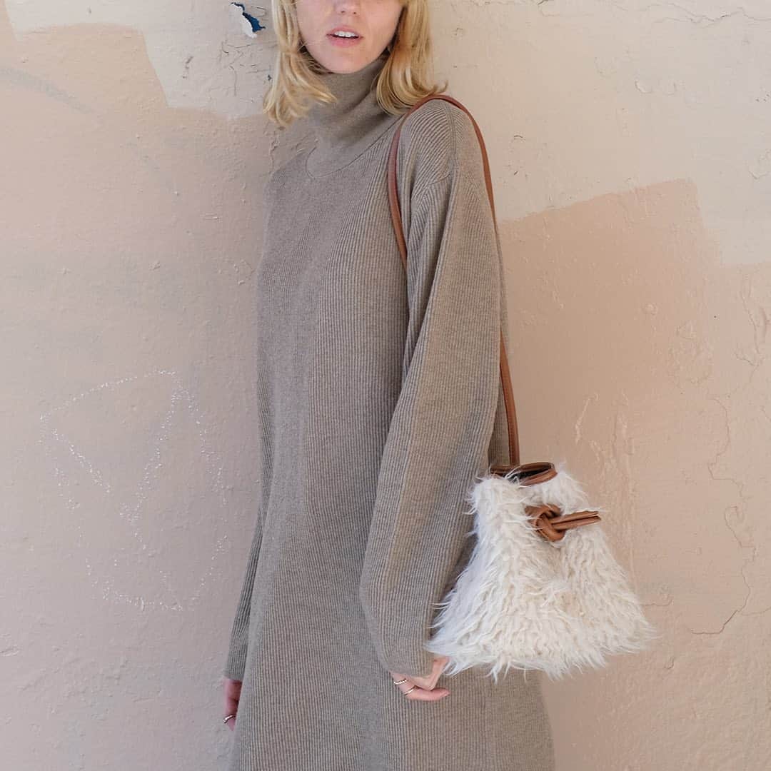 のインスタグラム：「Bond Mini -Fur, Ivory  軽くて扱いやすいエコファーを使用したBond Mini  #vasic #aw19 #bondmini_fur #ivory #camel #ecofur #vasicnews」
