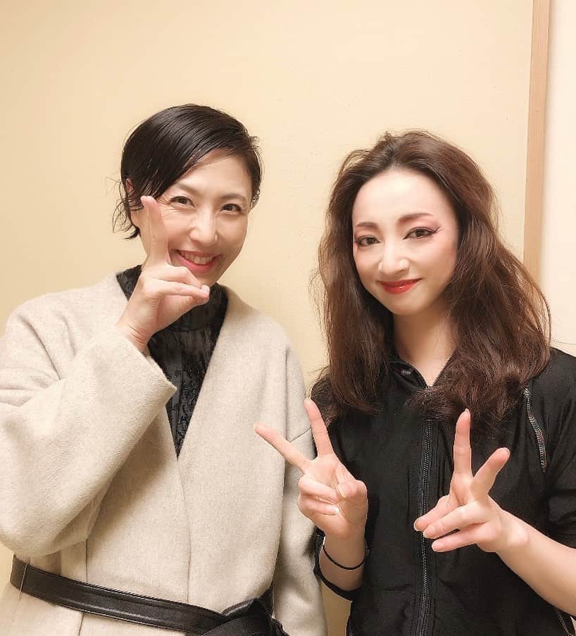 白羽ゆりのインスタグラム：「同期の涼麻とも。  宝塚に入る前の受験スクール時代からの仲です。いつも助けてくれる存在でした✨✨ 私の髪がボサボサですね。 鬘を取った後なので…こんな感じです😅」