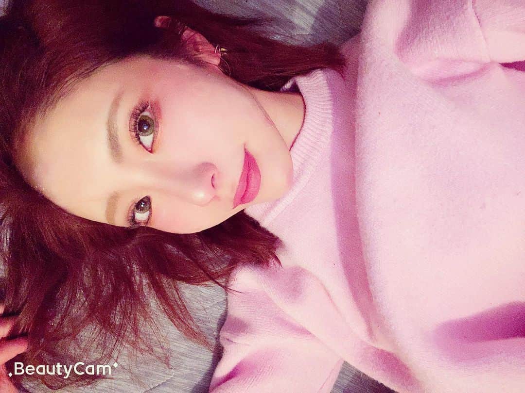 のインスタグラム：「琴は琴を理解してくれる人がいるだけでいいんだけど、、琴自身、ダメなところたくさんある。そんな琴に時間を使って説教をしてくれる人もいる。すごく有難い事であり言われる内が華ってそーゆこと。大人になると自分の得にならない人のために、時間を使う人ってなかなか居ないから。こんな琴に関わってくれてる人達、琴を気にかけてくれたり心配してくれたりする人がいてそれが何人だろーと琴は嬉しいし幸せ。それが上手く言えない、伝えれない。素直になれない自分がいて、、すげーー琴ってこんなんだけど、肝心な事が言えないんだよね。。えっ、そこ言わないとでしょ！みたいな、、言葉にして発する人が結果口に出さないで黙ってる人が勝ち負けの例え方にしてしまうんだけど負けてる。。琴だって泣きたい！琴の方が泣きたいわ！みたいな、、そんな場面に出会す事多々ある。まーこんな琴だけど、、関わってくれてる皆様ありがとうございます😊😭#ポエム #独り言 #ありがとうございます🙏 #感謝してる」