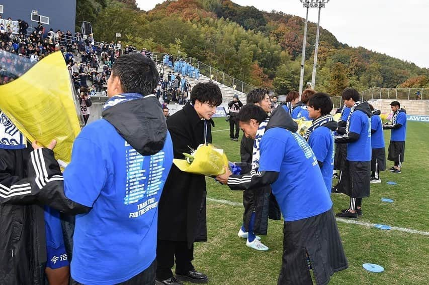 太田康介さんのインスタグラム写真 - (太田康介Instagram)「前回と同じような投稿になっちゃうけどまずは今年一年、沢山の応援ありがとうございました。  スポンサー様のご支援、ボランティアスタッフ、ボヤージュの皆様の支えがあり、そしてサポーター、ファンの皆さんの熱い応援があったからこそＪリーグに昇格出来ました。本当にありがとうございます。  そして個人としては２年間たくさんの応援ありがとうございました。  ここでの２年間はなかなか自分にとってはしんどい２年間だったけどかなり人間的にも成長出来た２年間だったんじゃないかなと思います。  何度も何度も心折れそうになりましたが、沢山の仲間のおかげでなんとか自分を奮い立たせて目標であるJリーグ昇格のために戦う事が出来ました。  あとトレーナーの岸さん、小西のおかげで大した怪我もせずシーズンを乗り切れました。  本当に感謝してます。  今治での戦いは終わりますが、おそらく次が本当に最後。  自分のサッカー人生を締めくくります。  いやー締めくくれるかなー！笑  まあ自分の今までのキャリアを考えるとここまでやって来れたのは上出来か。  ここまで来れたのは本当にプロになる前から支えてもらった嫁さんのおかげです。公の場でいじったので家で散々怒られましたけど感謝してます。  本当にありがとう。  自分を必要としてくれるところがあれば最後の最後まで悔いの残らないサッカー人生送りたい。  最後の最後まで自分のサッカー選手としての人生を足掻きたいと思います。  今治の皆さん２年間お世話になりました。  またどこかで👍  #太田康介  #FC今治 #generations  #白濱亜嵐さん #花束貰えたのは最高の思い出 #ありがとうございました #同じく退団の金子が俺に花束持ってこなくて良かった」12月3日 10時02分 - kosukeota.7