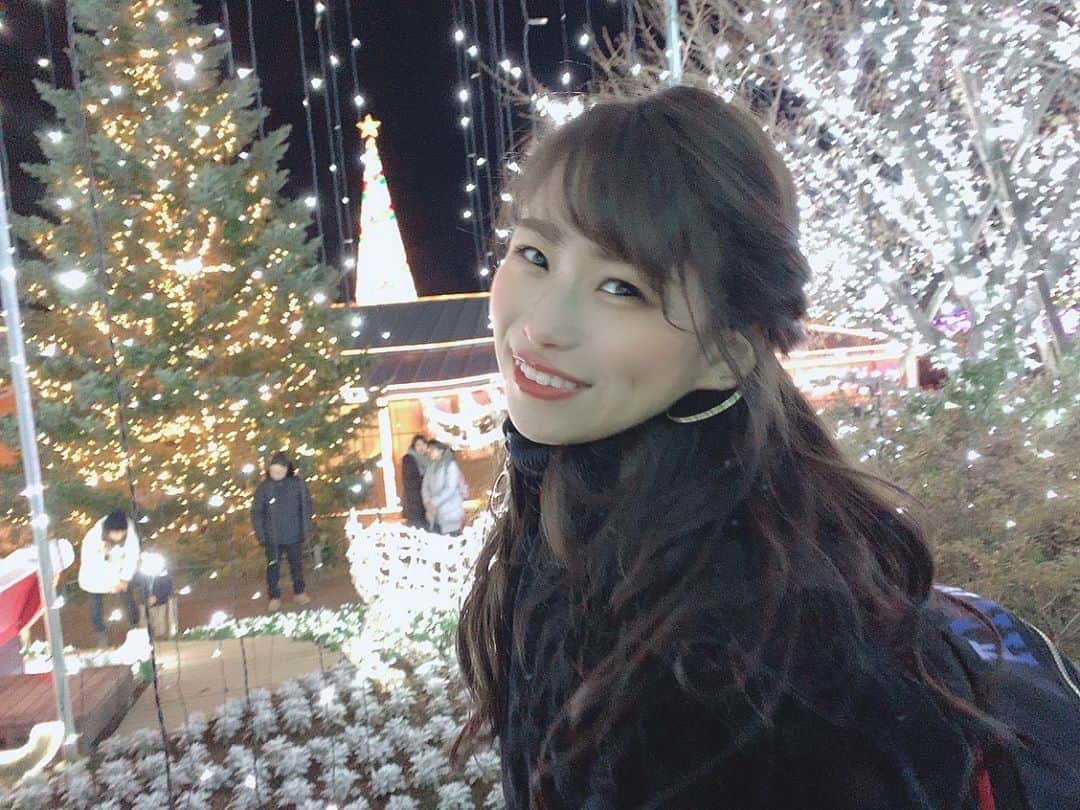 のインスタグラム：「┈❁┈┈❁┈┈❁┈ ・ ・ ・ ・ ・ テーマパークっぽくて楽しかった❄✨ ・ ・ ・ ・ ・ ・ #photo #illumination  #japan #tokyo #japanesegirl  #follow_me #💞 ⠀ #supergt #gridgirl #lexus #イルミネーション  #あしかがフラワーパーク  #スーパーgt #レースクイーン #ヘアアレンジ #ロープ編み #前髪」