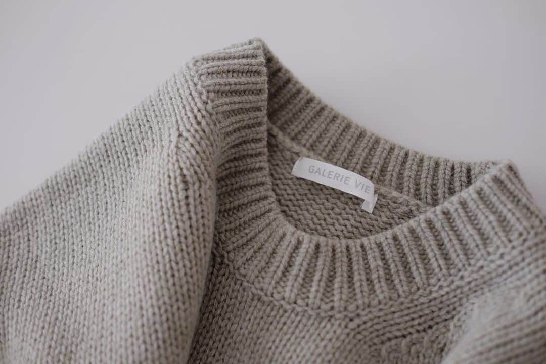 Keikooooooのインスタグラム：「今年追加したknit♡ やっぱりカタチ可愛い〜◡̈♥︎ 今年はタートルよりクルーネックの気分でした♫ . @galerievie_jp #galerievie」