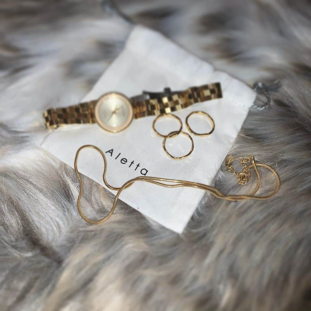 市來杏香のインスタグラム：「最近のお気に入りはゴールドなり💡 ネックレスと指輪は　@aletta_jewelry_official」