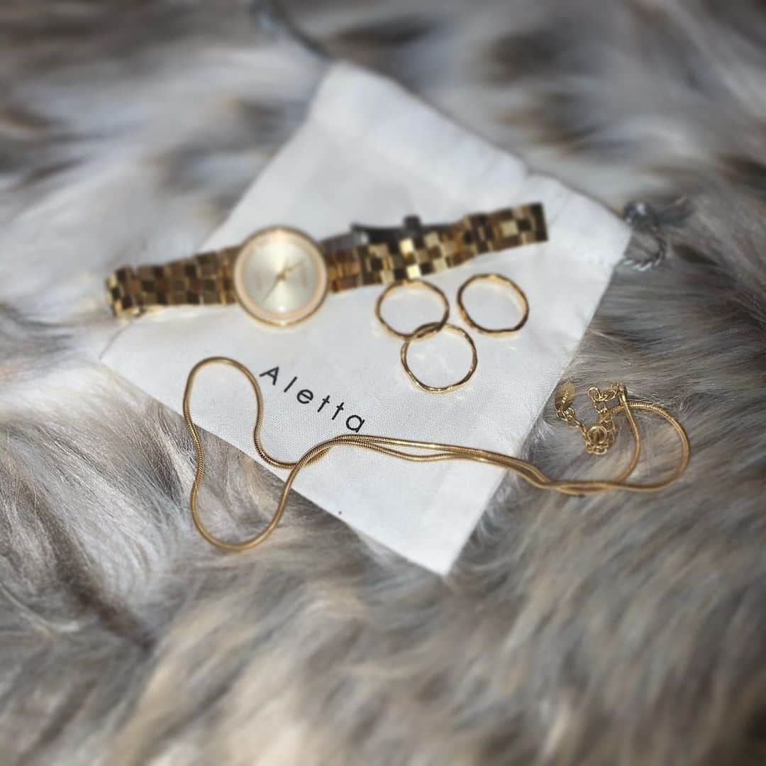 のインスタグラム：「最近のお気に入りはゴールドなり💡 ネックレスと指輪は　@aletta_jewelry_official」