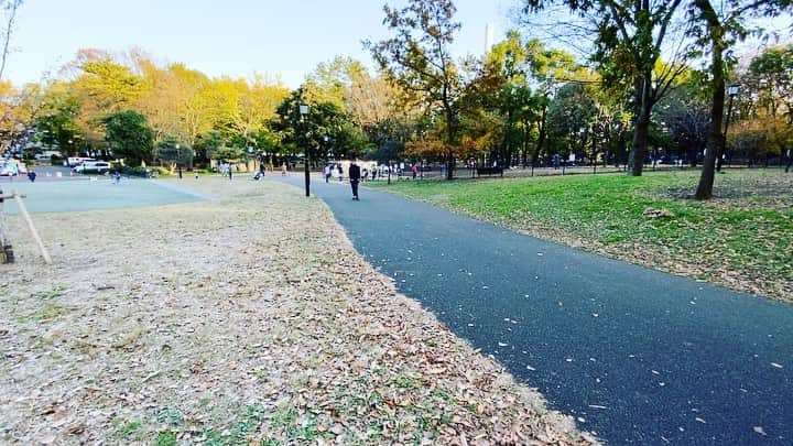 GAKU-MCのインスタグラム：「ツアーが無事終わり週末は久しぶりに子供を連れて公園へ。　最近入手した #電動キックボード のおかげで子供より僕の方がたのしんでいたかもしれません。この通り坂道でもこがずにスイスイ進むのです！　さあ、今週もハタラコウハタラコウ！ #cityblitz #gakumc #パパ業務」