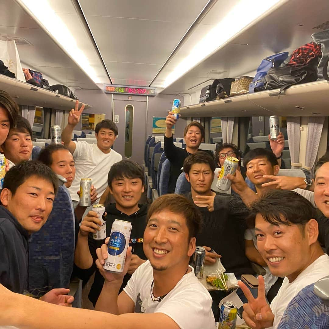 青柳晃洋のインスタグラム：「投手会旅行！ 一年間お疲れ様会！ キャッチャー、プルペン捕手に１年間ありがとうございましたの会！ 予定があって来れない方も居ましたが、凄く楽しく、凄く美味しい旅行でした！ １年お疲れ様でした！」