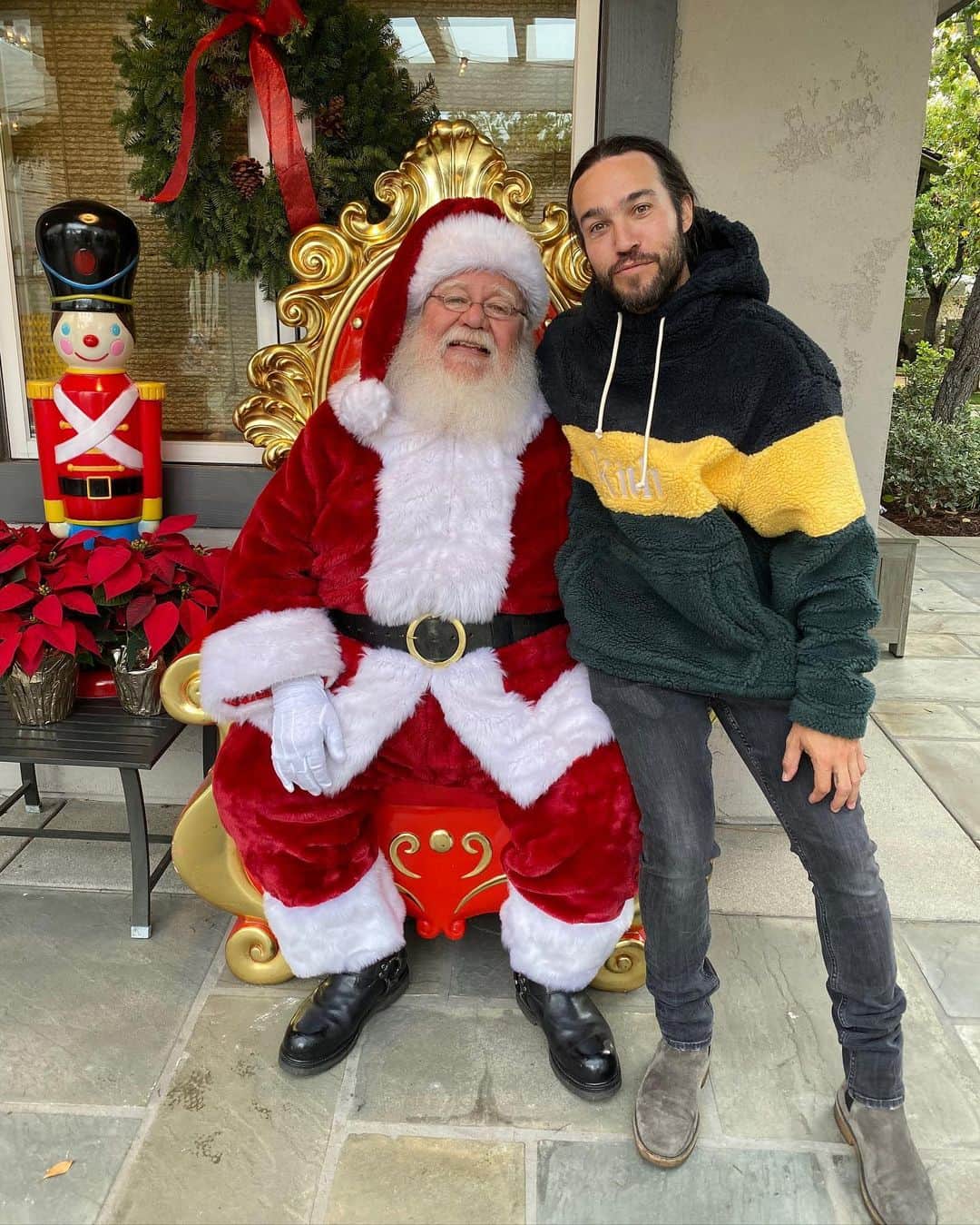 ピート・ウェンツのインスタグラム：「All I want for Christmas is world peace, some crystals to protect my aura and to fill the existential void I feel within with comments like “go to bed” and “cut your hair”.」