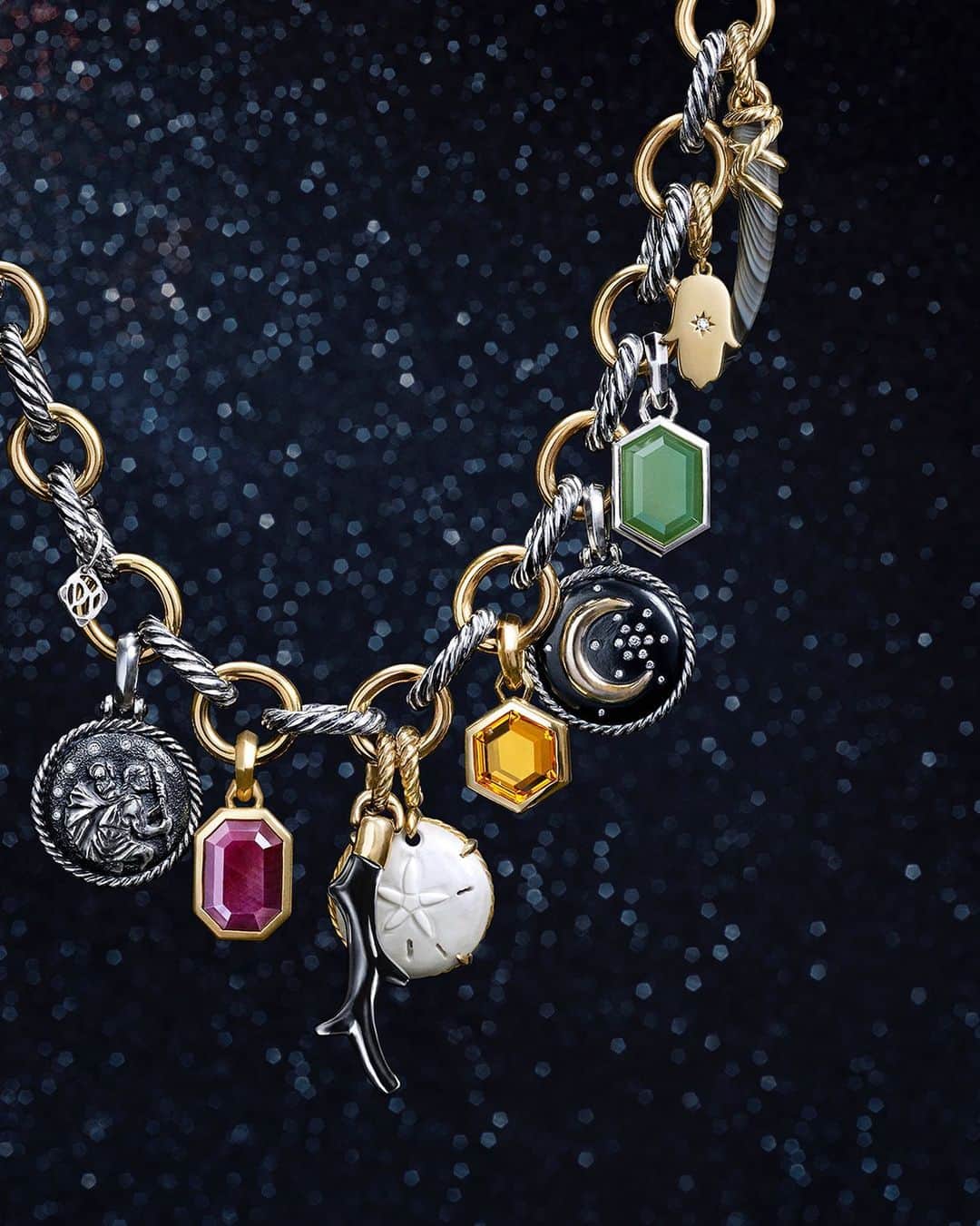 デビッドヤーマンのインスタグラム：「Gifts that work like a charm. Enchant them this holiday with meaningful amulets. Shop more perfect presents under $1,000 via our bio link. #DavidYurman」