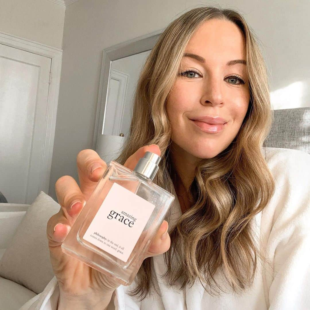 Helena Glazer Hodneさんのインスタグラム写真 - (Helena Glazer HodneInstagram)「I started using @lovephilosophy Amazing Grace over ten years ago. It was one of the first fragrances that I ever got compliments on, whenever I wore it and wherever I went. It made me feel beautiful and feminine, but never in an overpowering way. Through the years, it's always been a part of my beauty routine and a scent I don't think I'll ever be without. If you're still unsure of what to get certain people in your life, consider Amazing Grace. It really makes for one of my favorite gifts.#philosophypartner #livewithgrace」12月3日 10時25分 - brooklynblonde1