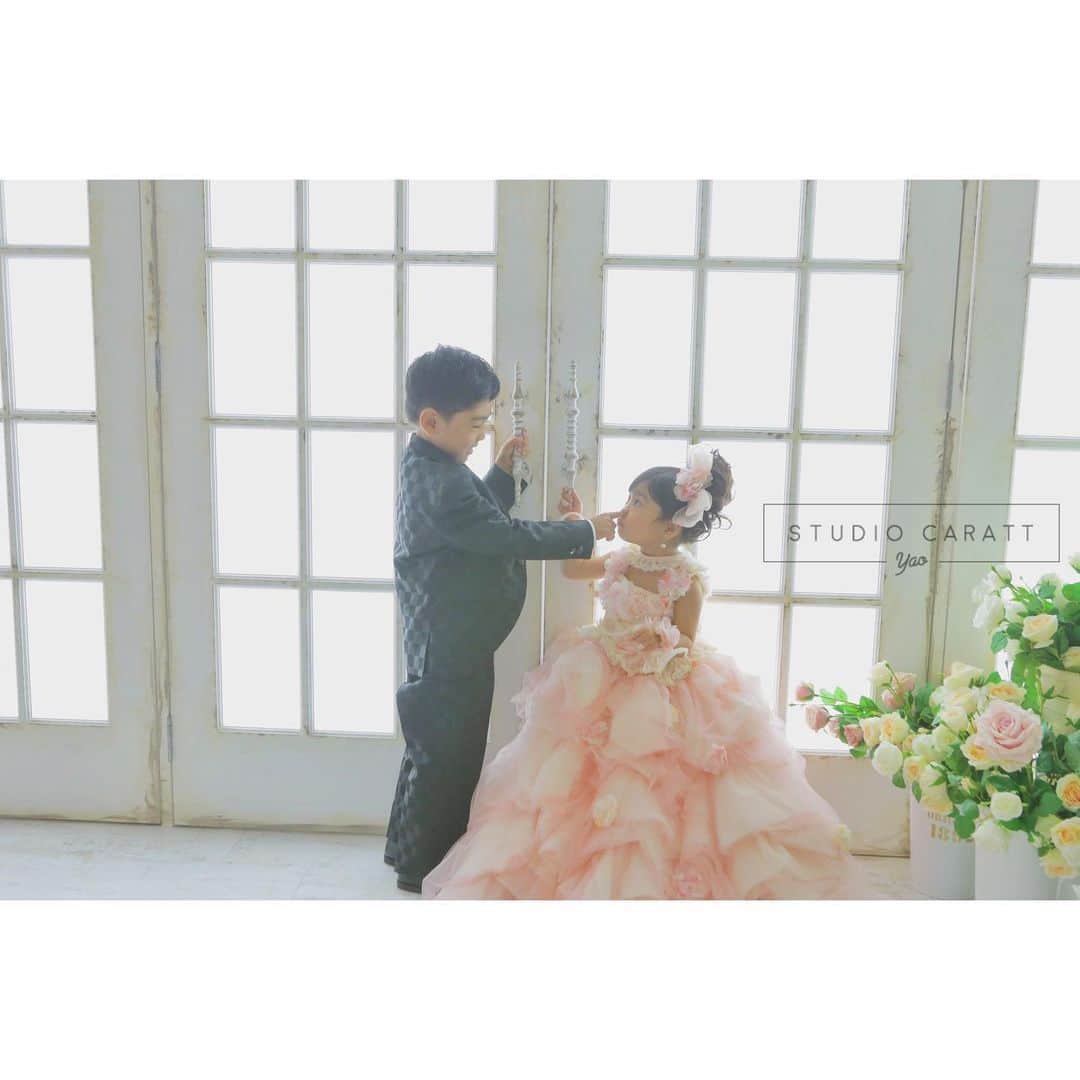 のインスタグラム：「. . \ \ #ほっぺつんつん ❤︎/ / . . 可愛い仲良し#兄妹 ☺︎ ** . . . #stadiocaratt #photostudio  #スタジオキャラット#写真館 #スタジオキャラットアリオ八尾店 #大阪#八尾#アリオ八尾#七五三#七五三前撮り#洋装撮影 #cute #smile#girl#boy #photooftheday #instagood#ig_japan #instalike #photography #photo」