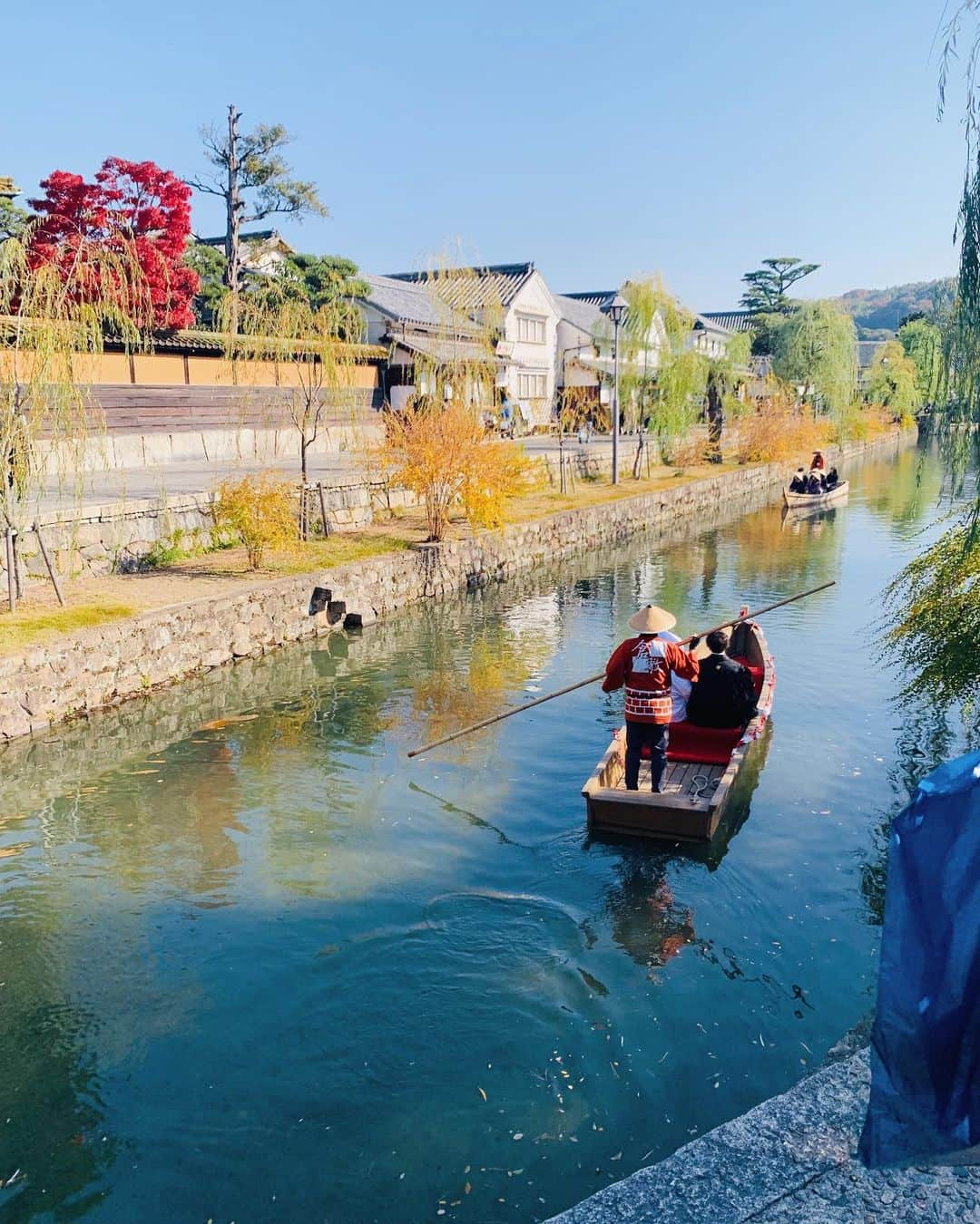 石倉侑芽さんのインスタグラム写真 - (石倉侑芽Instagram)「絶景🥺✨💓 . 倉敷の川舟ながし🚤 ブライダルの方が何組かいて とても癒されました❀.(*´◡`*)❀. . 私たちは時間がなくて乗れへんかったんやけど 当日券のみで大人500円子ども250円で乗れました🌟 . 30分おきに出発してたよー🌈 . #倉敷#倉敷美観地区#絶景#日本#紅葉 #ブライダル#素敵#💓#川舟ながし #ゆめちんぶらり旅」12月3日 10時30分 - yume8115