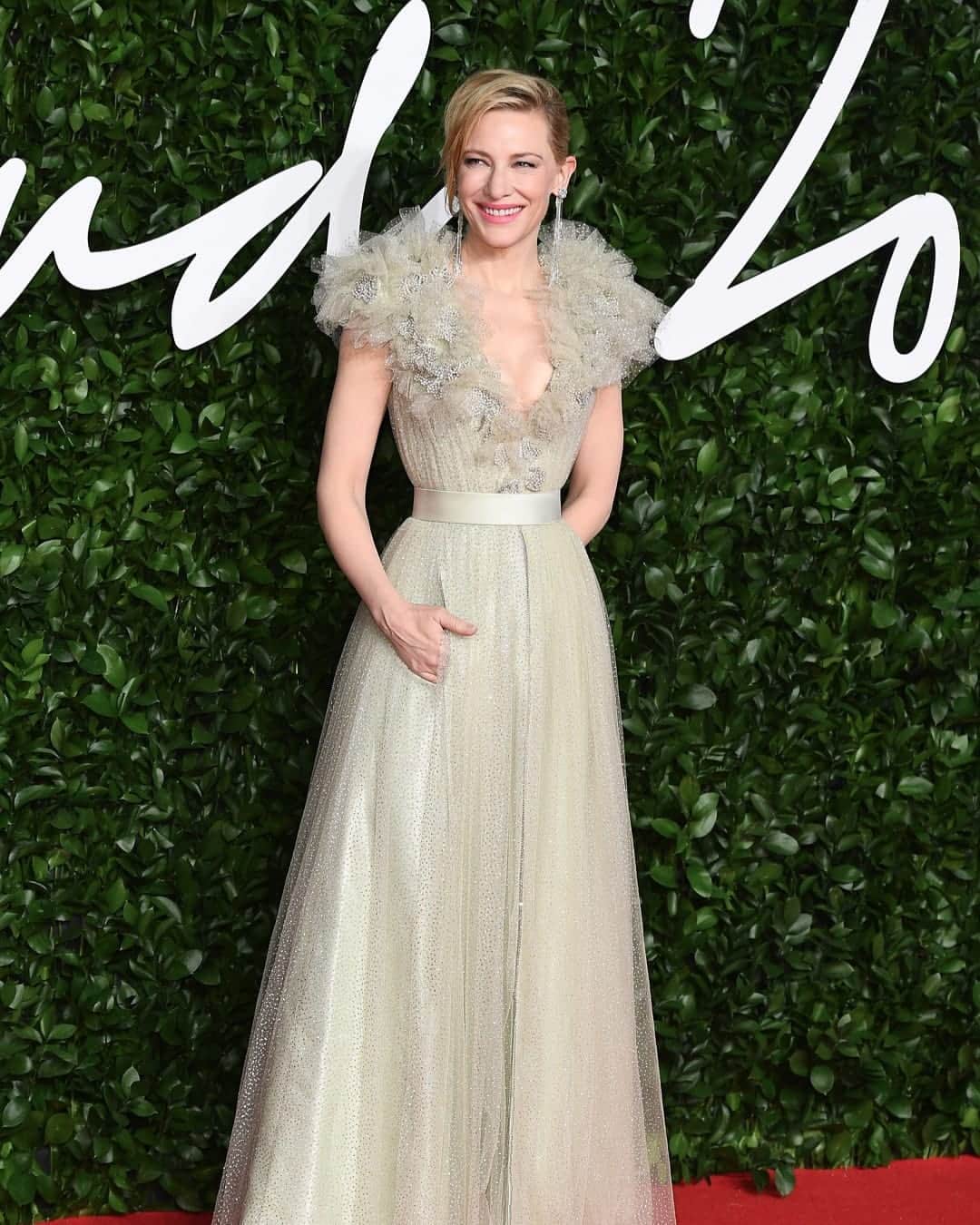 British Vogueさんのインスタグラム写真 - (British VogueInstagram)「It’s one of the biggest nights on the fashion calendar, and the looks at the 2019 #FashionAwards did not disappoint. At the link in bio see all the best-dressed stars - like #CateBlanchett, #IrinaShayk, #NaomiCampbell and #AdutAkech - on the red carpet, as the industry gathered to bid a suitably stylish farewell to 2019.」12月3日 10時33分 - britishvogue