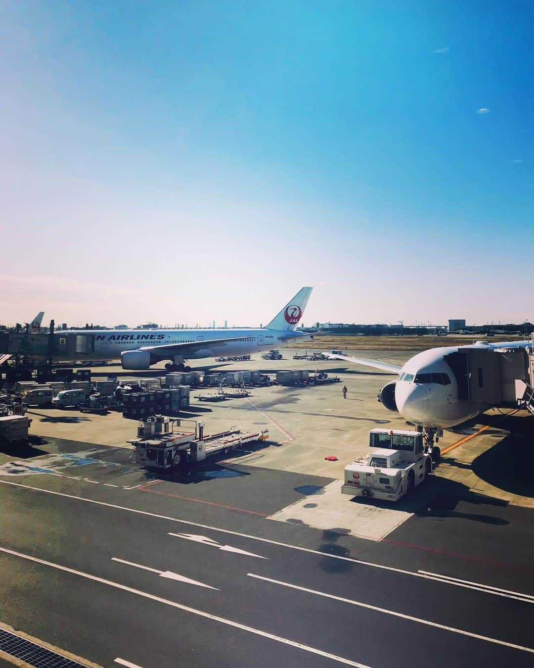 美川憲二さんのインスタグラム写真 - (美川憲二Instagram)「またまた　羽田空港です〜😬😅✈️💨 今日はこれから　秋田までお仕事なり〜😙🎵🎵☃️❄️❄️😬✨✨✨ 12月は　年末らしく、バタバタと営業で 駆け抜けます〜😬💪💪 がんばりんこ‼️😃😄✌️✌️ #羽田空港第1ターミナル  #私服 #ヒョウ柄ストリートファッション #今日はこれから秋田 #お仕事 #行ってきます #美川憲二 #ものまね」12月3日 10時43分 - mikawakenji