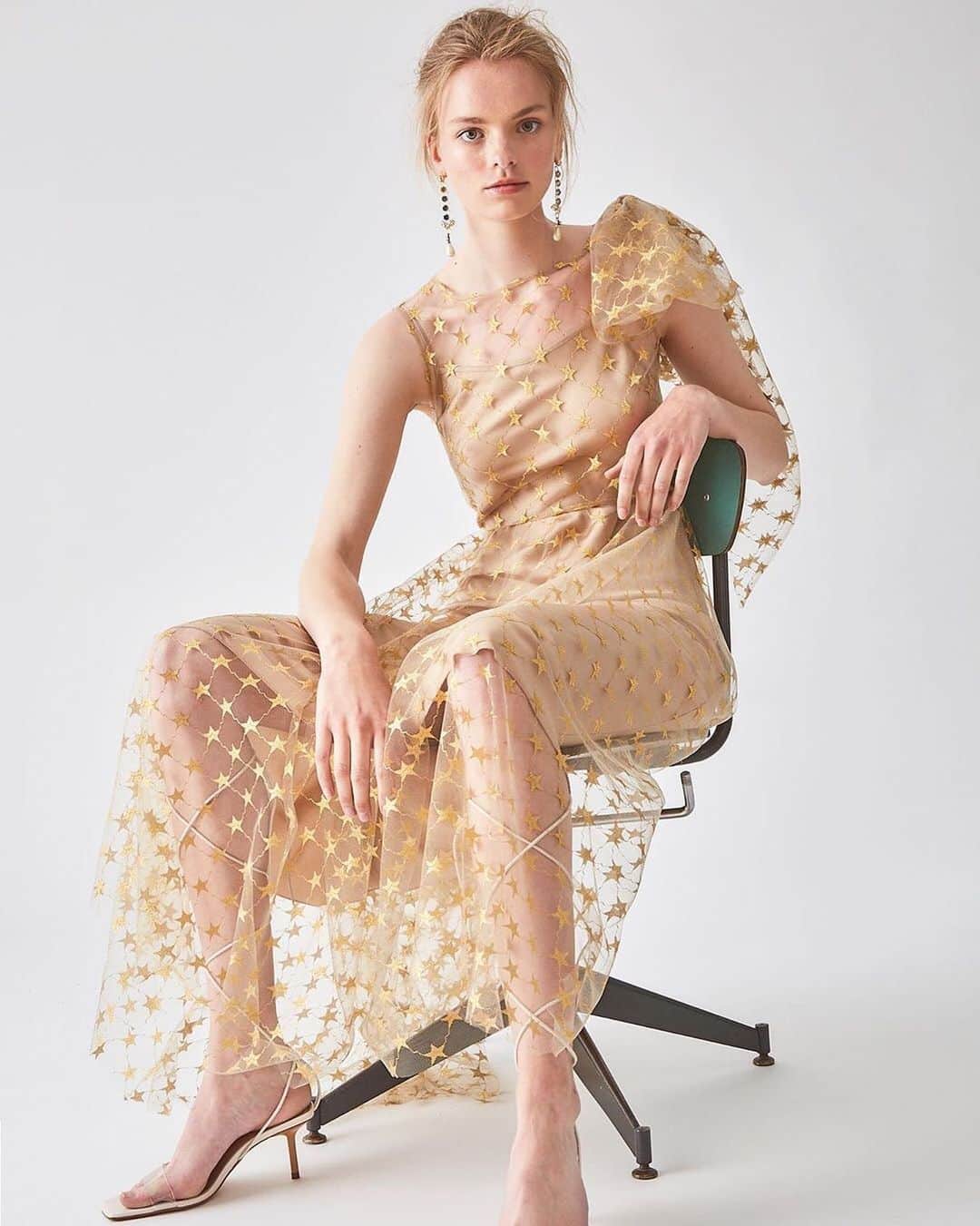Taki Tanakaさんのインスタグラム写真 - (Taki TanakaInstagram)「コートのお星さまシリーズ☆ キラキラと、夢が叶いそう。 入荷をお楽しみに。#⭐️ @iza_official #izastagram  #repost @cote.official ・・・ CO|TE “Put some Star on your dress” Ss*20 #cote #coteofficial #coteitalia #cutiecote #madeinitaly #collection #design #model #star #gold #tulledress #tulle」12月3日 10時46分 - tanakataki