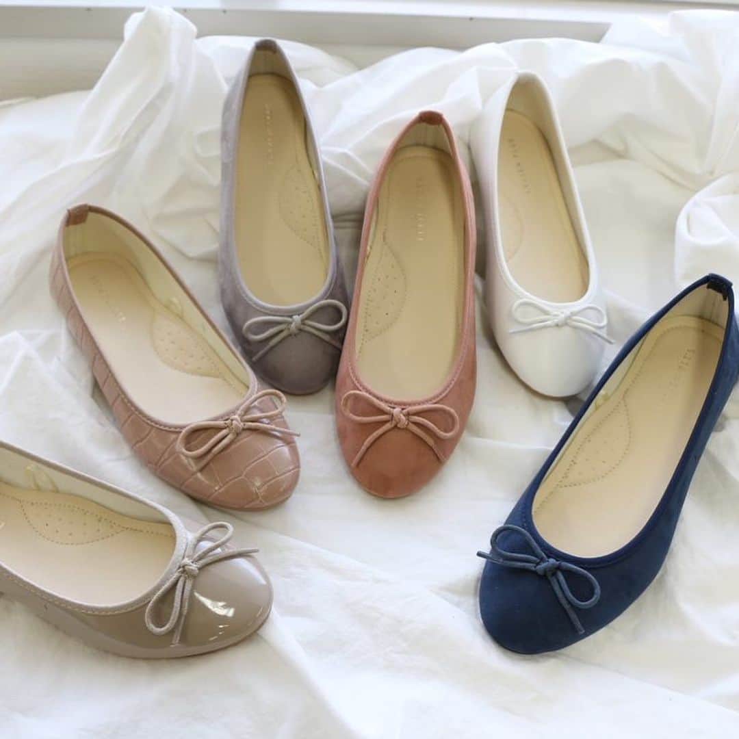 AmiAmi（アミアミ）Shoes Shopさんのインスタグラム写真 - (AmiAmi（アミアミ）Shoes ShopInstagram)「. . new color... coming soon💭💭 . . 毎年大人気商品の 2020年春カラー 新色をお披露目っ🌟 . 上品なラウンドトゥ デザインが特徴の バレエパンプスです✿❀ . 近々HPでもお披露目予定！ 是非チェックしてみて くださいね💕🙈💕 . . HPはコチラ⇨ https://item.rakuten.co.jp/amiami345/fx2001ss/ . . #amiamiss新作 #amiami_shoes . . #新作#2020ss#春カラー#ラウンドトゥ#ローヒール#パンプス#バレエシューズ#足元倶楽部#楽天お買い物部#amiami#アミアミパンプス」12月3日 10時48分 - amiami_shoes