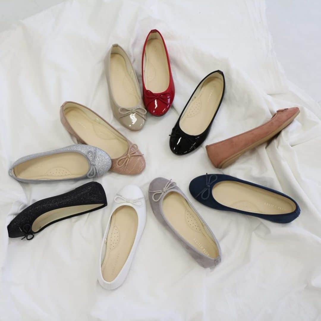AmiAmi（アミアミ）Shoes Shopさんのインスタグラム写真 - (AmiAmi（アミアミ）Shoes ShopInstagram)「. . new color... coming soon💭💭 . . 毎年大人気商品の 2020年春カラー 新色をお披露目っ🌟 . 上品なラウンドトゥ デザインが特徴の バレエパンプスです✿❀ . 近々HPでもお披露目予定！ 是非チェックしてみて くださいね💕🙈💕 . . HPはコチラ⇨ https://item.rakuten.co.jp/amiami345/fx2001ss/ . . #amiamiss新作 #amiami_shoes . . #新作#2020ss#春カラー#ラウンドトゥ#ローヒール#パンプス#バレエシューズ#足元倶楽部#楽天お買い物部#amiami#アミアミパンプス」12月3日 10時48分 - amiami_shoes
