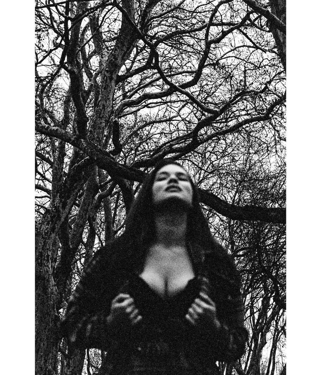 タラ・リンさんのインスタグラム写真 - (タラ・リンInstagram)「Part 5 // Stop Everything This photograph is from December of 2018 when I woke up in London at the crack of dawn to shoot with my beloved @yumnaaa and on my way to her flat I stooped over for something and a stabbing burning debilitating pain shot through my low back and I almost fell over. It was bad. I hoped if I avoided repeating that exact position it would just go away. But the most ordinary movements produced worse and worse pain. I braced and tiptoed around the park with Yumna to get a couple shots in and then hobbled off to find an osteopath and an acupuncturist and a cute priest and a drug-prescribing doctor to whom I likened my degree of discomfort to unmedicated childbirth and who thought the melted bag of ice down the back of my pants was a pet goldfish for which reason I’m impressed she prescribed me anything at all. So obviously bending over on my way to Yumna’s didn’t break my back but I figured out pretty quickly what it was that damaged the bottom three discs in my spine, as evidenced on an MRI soon after. A couple weeks earlier I’d been deadlifting on my own and miscalculated my weights by 50 pounds and didn’t realize why it was so sticky until six reps in, when something sort of - happened - in my lower lumbar. I guess it can take time for the nucleus to seep out of the disc and hit a nerve that tells you to STOP EVERYTHING.」12月3日 11時00分 - taralynn