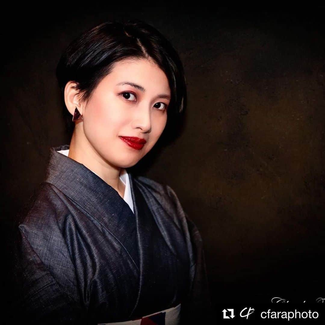 岡田育さんのインスタグラム写真 - (岡田育Instagram)「Thank you @cfaraphoto @masaeiro and @enjapanesebrasserie for my very first Kimono photoshoot!! 👘🗽🥢🍶❄️ . . 『 #40歳までにコレをやめる 』出版後、 #40歳からはコレをやる というわけで着付教室に通い始めました。さっそく撮影会モデルしてきましたよ。 @kimonoya_kururi  @mamechiyomodern  @ryah_personas . . #denimkimono #デニム着物 #きものコーディネート #japanesekimono #kimohno #kimonoinnyc #着物撮影 #着付教室 #dresskimono #半幅帯 #着物モデル #着物沼へようこそ #着物はじめました #ライアペルソナス #豆千代モダン #着物屋くるり #kimonophotoshoot #👘🔰」12月3日 11時01分 - okadaic