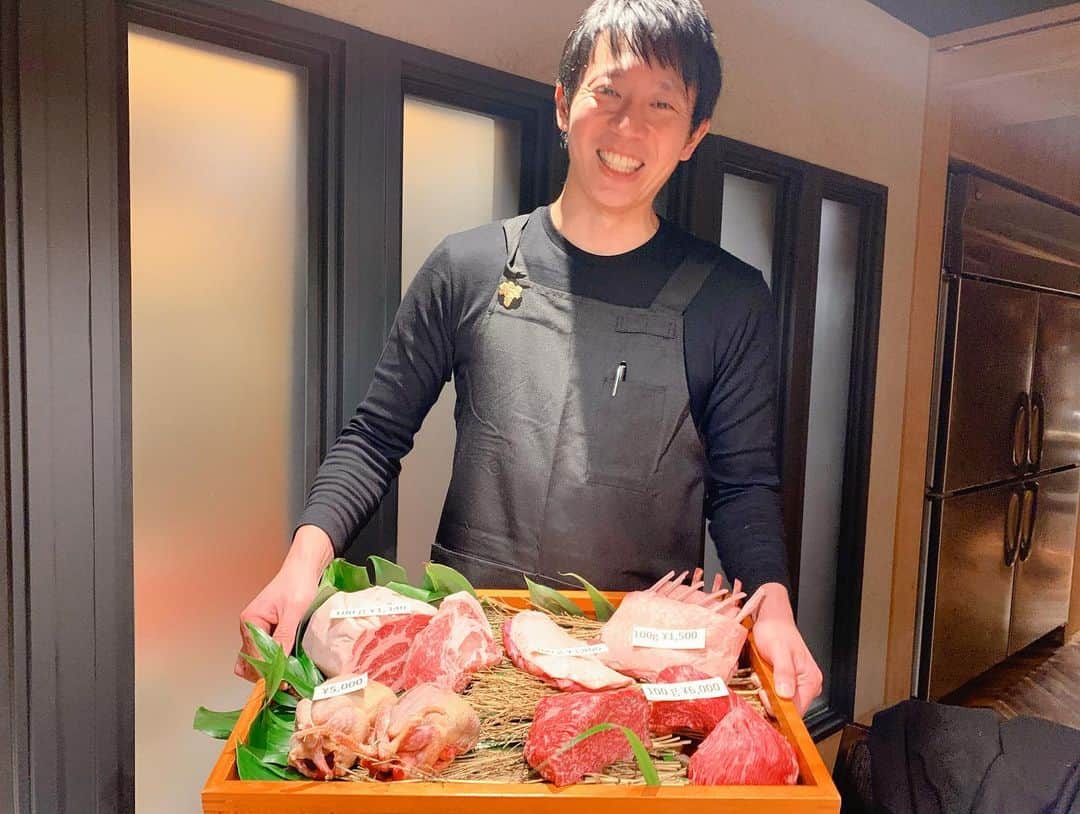 Miho Tanakaさんのインスタグラム写真 - (Miho TanakaInstagram)「カルネマニア。﻿ 意味：肉の変態﻿ ﻿ 店名つけた人天才ちゃう😎？﻿ ﻿ ﻿ 常時8種類のお肉（鳩🐦もあった🤭）があり、﻿ 選んだものを1番美味しく調理してくれます。﻿ ﻿ ジビエ好きならジビエを🦌🐗﻿ 苦手なら牛や豚もありますよ🐄🐖﻿ ﻿ 私は、牛と羊にしたけどとろけた😭﻿ ﻿ @booooyuka と思わず「やば...めっちゃ美味しい..」ってキャーでもなくまぁまぁ低めの声の、本気で美味しい時に出るやつ出ました😂﻿ ﻿ コースも最初から最後までシェフこだわりの贅沢三昧なお料理で。﻿ ﻿ まさに肉のマニアのための店でした🤔﻿ ﻿ ﻿ ドリンクは、ハーブティーソーダがオススメ🥤﻿ ハーブティーとソーダってこんなに合うのね。おかわりしちゃったよ🤤﻿ ﻿ ﻿ ﻿ ﻿ _____________﻿ #肉の変態 #カルネマニア　#carnemania  #肉料理 #お肉好き　#北新地グルメ  #北新地ディナー #にくすたぐらむ  #ジビエ #ポンテヴェキオ 元シェフ #ハーブティーソーダ　#外食記録 ﻿ ﻿」12月3日 10時54分 - mie__blogger