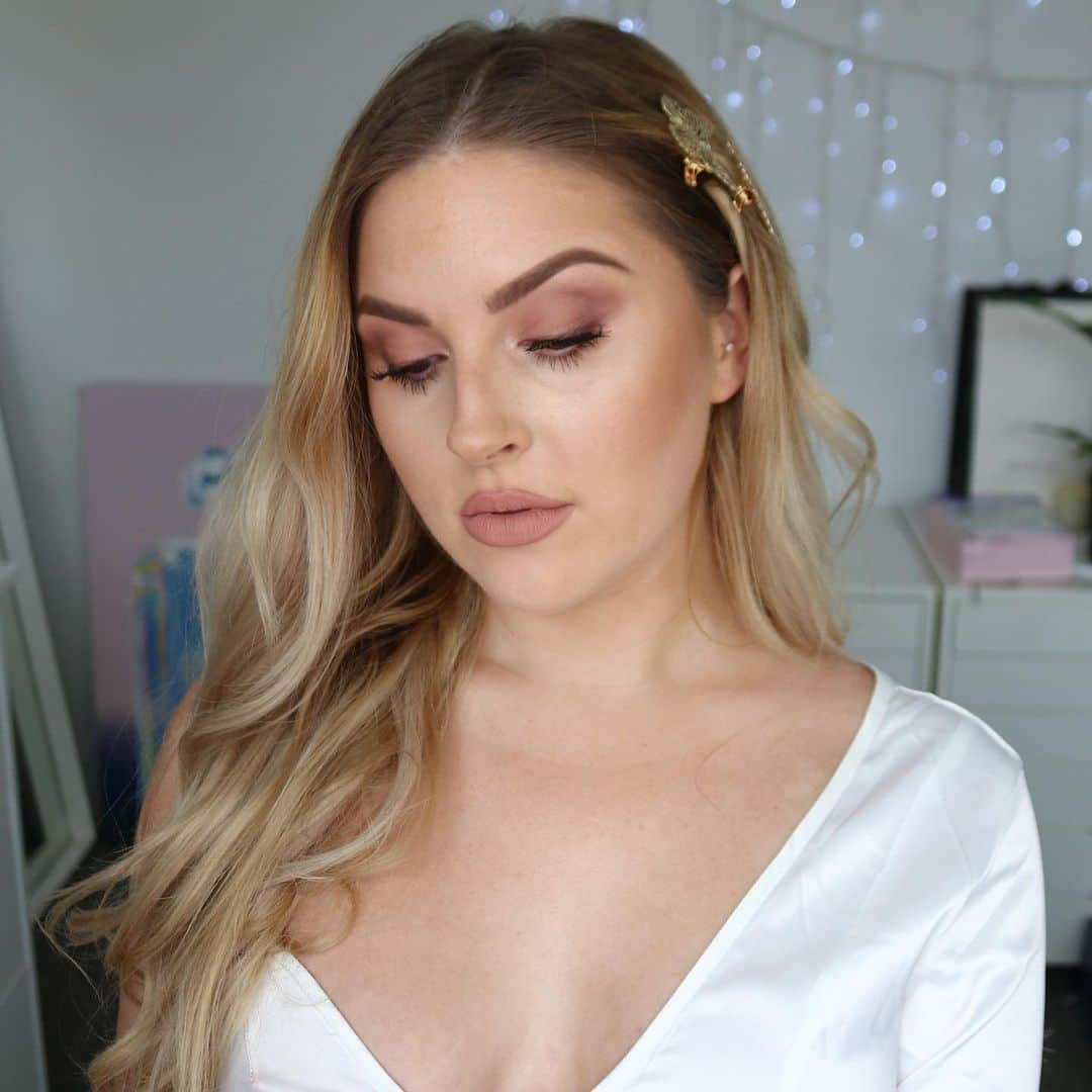 Shannonのインスタグラム：「In love with this matte eye look 💕 I uploaded this on my YT channel a month ago btw, it’s called 3 in 1 makeup tutorial w touch ups! 🥳 star products: @benefitnz brow styler and bronze squad palette, @patmcgrathreal sublime foundation, @xobeautyshop marie pencil, summit lipstick, stunner lashes and #heapsofsweets palette 👌🏼 all of these tones just make me drool 🤤 what has been your go-to lipstick lately?」