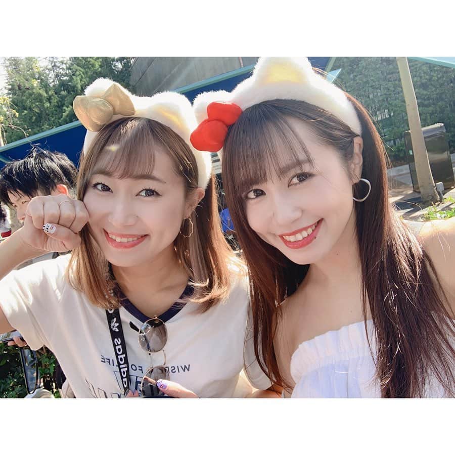 北条佳奈のインスタグラム：「アメリカ旅行記day5🇺🇸❤️その2🌎﻿ ﻿ ﻿ 可愛い可愛いキャラクター達との写真だよお🤤﻿ ﻿ アトラクションもグリーティングも空いてて最高でありました🥴﻿ ﻿ キティちゃんのハロウィンコスチュームがじわじわと面白い…🐱🎀﻿ ﻿ ﻿ ﻿ to be continue…🌈﻿ ﻿ ﻿ #universalstudioshollywood #ユニバーサルスタジオハリウッド #キャラグリ #キャラクターグリーティング #キティちゃん #シュレック #ミニオン #hellokitty #minions #🌎」