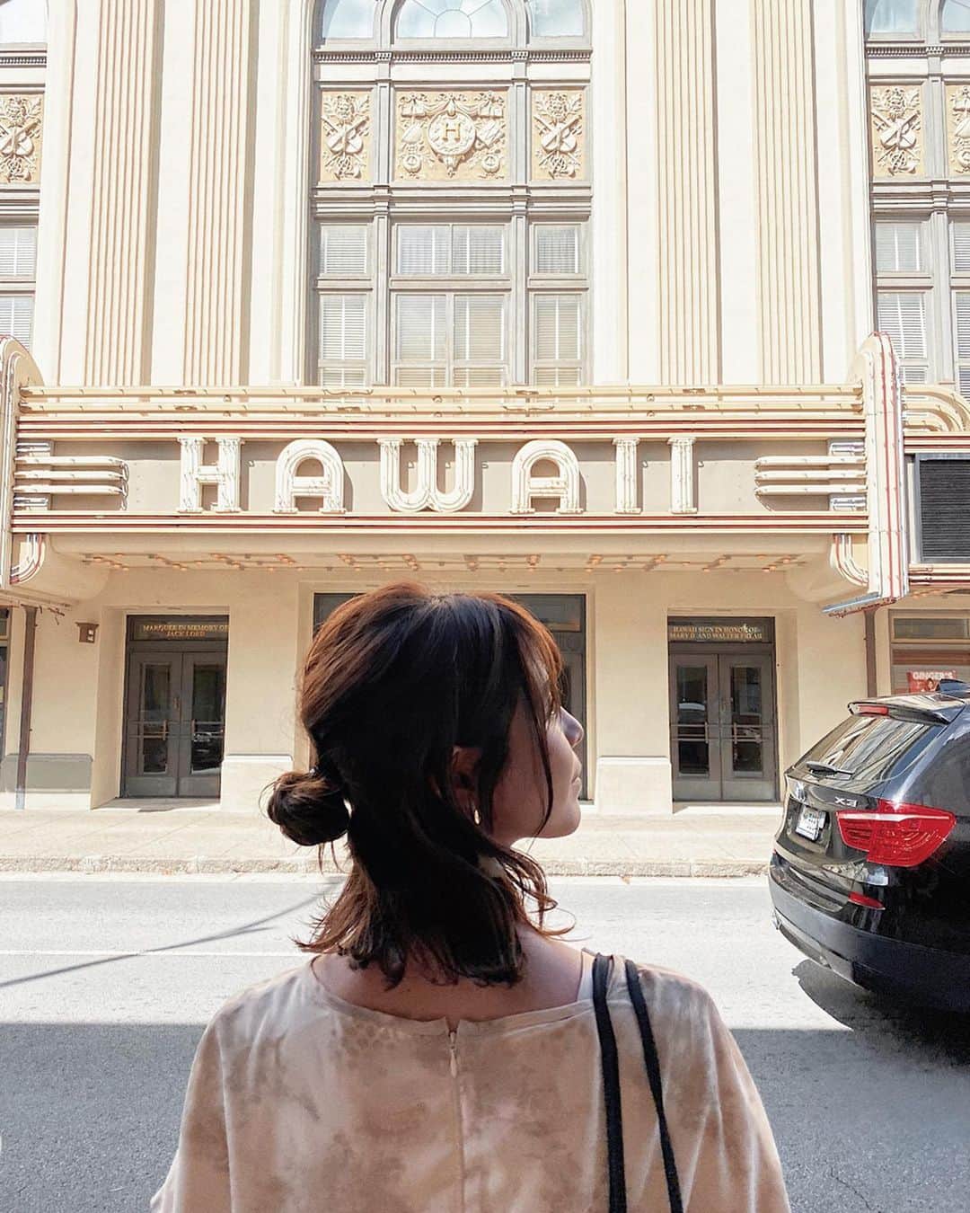 Yuika Matsuさんのインスタグラム写真 - (Yuika MatsuInstagram)「. . ハワイに行くのはこれで4回目だけど はじめてのダウンタウン。 . . HAWAII の文字がかわいい ハワイアンシアター🎞前で記念に📸❤︎ . . . . . . . . #downtown#ダウンタウン #ハワイアンシアター#downtownhawaii  #プリンスワイキキ#プリンススタイル#princewaikiki #princestyle #veinatkakaako #Hawaii#ハワイ#オアフ島#sunset#sunsetbeach  #ハワイ旅行 #hawaiilife」12月3日 11時05分 - yuika00802