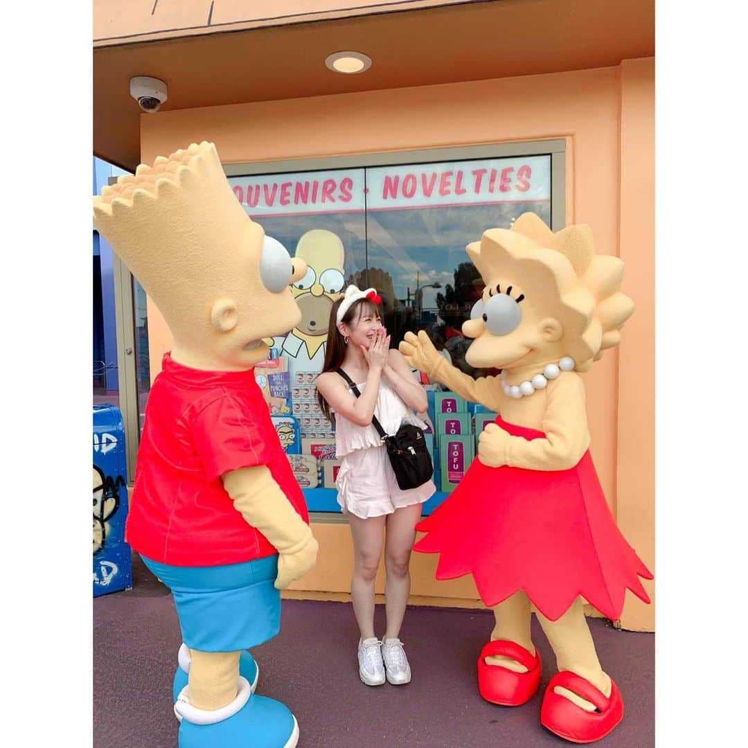 北条佳奈さんのインスタグラム写真 - (北条佳奈Instagram)「アメリカ旅行記day5🇺🇸❤️その3🌎﻿ ﻿ ﻿ まさかのその3😨笑﻿ ﻿ シンプソンズの乗り物近くでグリーティングしてて、すごく神対応してくれて、大興奮のお気に入り写真達がいっぱいだったの！許して！🥺﻿ ﻿ ﻿ いっぱいかまってくれて可愛いかった〜🥺❤️﻿ ﻿ ﻿ 最後の写真のキャストさん見ると私がどれだけ大興奮して喜んでたのか分かるね…☺️﻿ 苦笑いじゃなく微笑んでるよね…☺️？笑﻿ ﻿ ﻿ ﻿ to be continue…🌈﻿ ﻿ ﻿ #universalstudios #universalstudioshollywood #ユニバーサルスタジオハリウッド #キャラグリ #キャラクターグリーティング #シンプソンズ #🌎」12月3日 11時18分 - kana_hojyo