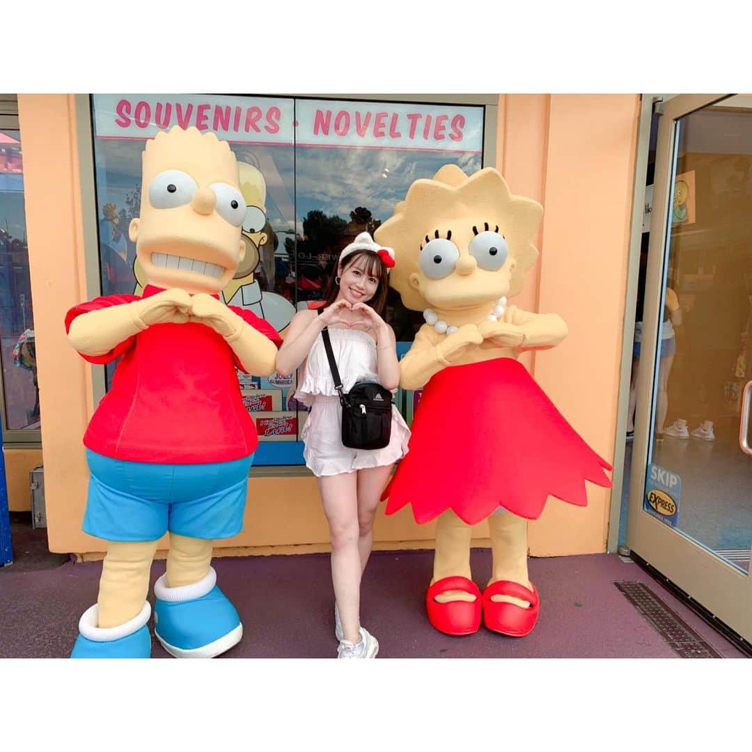 北条佳奈さんのインスタグラム写真 - (北条佳奈Instagram)「アメリカ旅行記day5🇺🇸❤️その3🌎﻿ ﻿ ﻿ まさかのその3😨笑﻿ ﻿ シンプソンズの乗り物近くでグリーティングしてて、すごく神対応してくれて、大興奮のお気に入り写真達がいっぱいだったの！許して！🥺﻿ ﻿ ﻿ いっぱいかまってくれて可愛いかった〜🥺❤️﻿ ﻿ ﻿ 最後の写真のキャストさん見ると私がどれだけ大興奮して喜んでたのか分かるね…☺️﻿ 苦笑いじゃなく微笑んでるよね…☺️？笑﻿ ﻿ ﻿ ﻿ to be continue…🌈﻿ ﻿ ﻿ #universalstudios #universalstudioshollywood #ユニバーサルスタジオハリウッド #キャラグリ #キャラクターグリーティング #シンプソンズ #🌎」12月3日 11時18分 - kana_hojyo