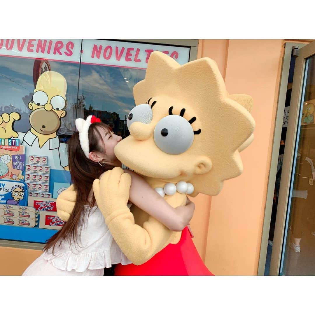 北条佳奈さんのインスタグラム写真 - (北条佳奈Instagram)「アメリカ旅行記day5🇺🇸❤️その3🌎﻿ ﻿ ﻿ まさかのその3😨笑﻿ ﻿ シンプソンズの乗り物近くでグリーティングしてて、すごく神対応してくれて、大興奮のお気に入り写真達がいっぱいだったの！許して！🥺﻿ ﻿ ﻿ いっぱいかまってくれて可愛いかった〜🥺❤️﻿ ﻿ ﻿ 最後の写真のキャストさん見ると私がどれだけ大興奮して喜んでたのか分かるね…☺️﻿ 苦笑いじゃなく微笑んでるよね…☺️？笑﻿ ﻿ ﻿ ﻿ to be continue…🌈﻿ ﻿ ﻿ #universalstudios #universalstudioshollywood #ユニバーサルスタジオハリウッド #キャラグリ #キャラクターグリーティング #シンプソンズ #🌎」12月3日 11時18分 - kana_hojyo