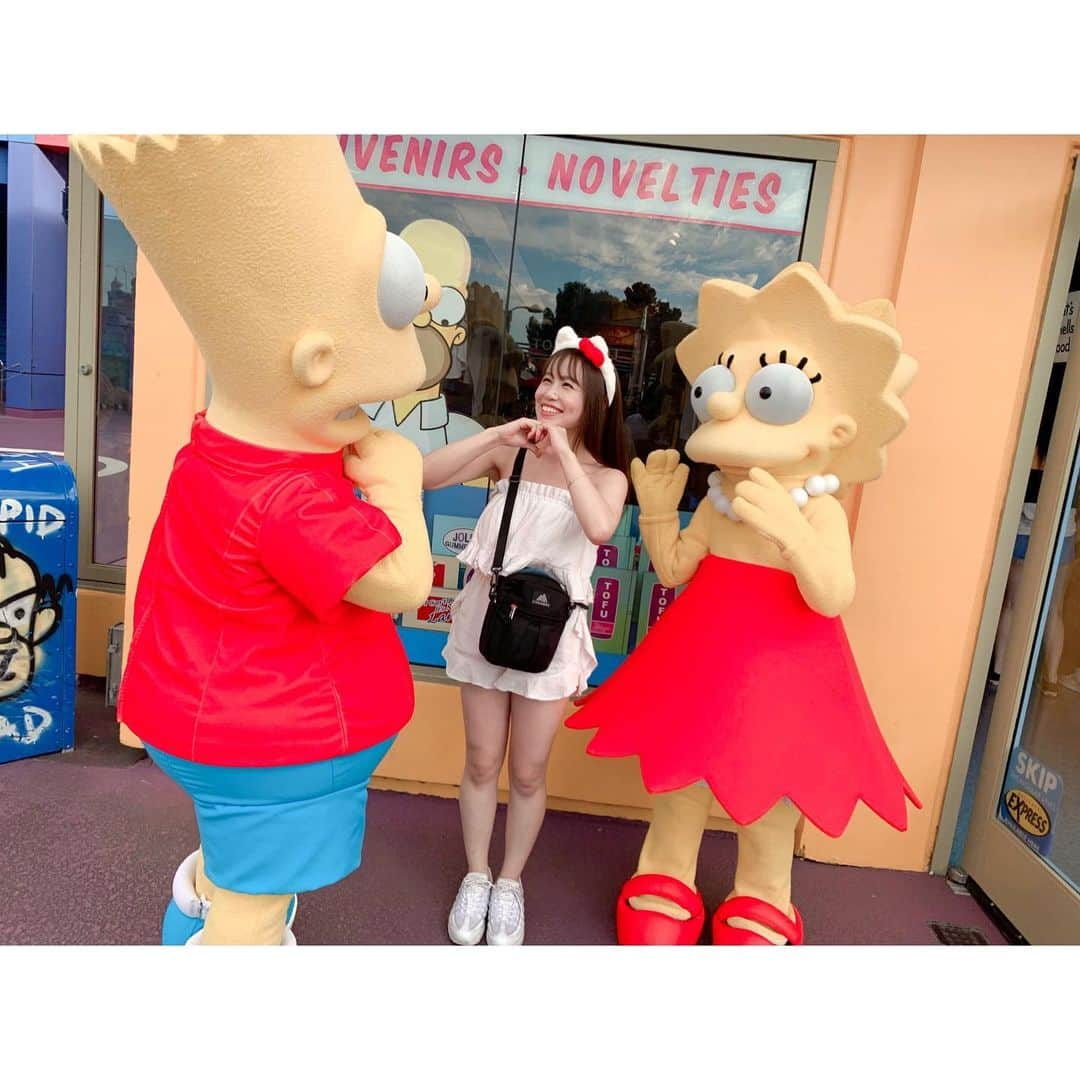 北条佳奈さんのインスタグラム写真 - (北条佳奈Instagram)「アメリカ旅行記day5🇺🇸❤️その3🌎﻿ ﻿ ﻿ まさかのその3😨笑﻿ ﻿ シンプソンズの乗り物近くでグリーティングしてて、すごく神対応してくれて、大興奮のお気に入り写真達がいっぱいだったの！許して！🥺﻿ ﻿ ﻿ いっぱいかまってくれて可愛いかった〜🥺❤️﻿ ﻿ ﻿ 最後の写真のキャストさん見ると私がどれだけ大興奮して喜んでたのか分かるね…☺️﻿ 苦笑いじゃなく微笑んでるよね…☺️？笑﻿ ﻿ ﻿ ﻿ to be continue…🌈﻿ ﻿ ﻿ #universalstudios #universalstudioshollywood #ユニバーサルスタジオハリウッド #キャラグリ #キャラクターグリーティング #シンプソンズ #🌎」12月3日 11時18分 - kana_hojyo