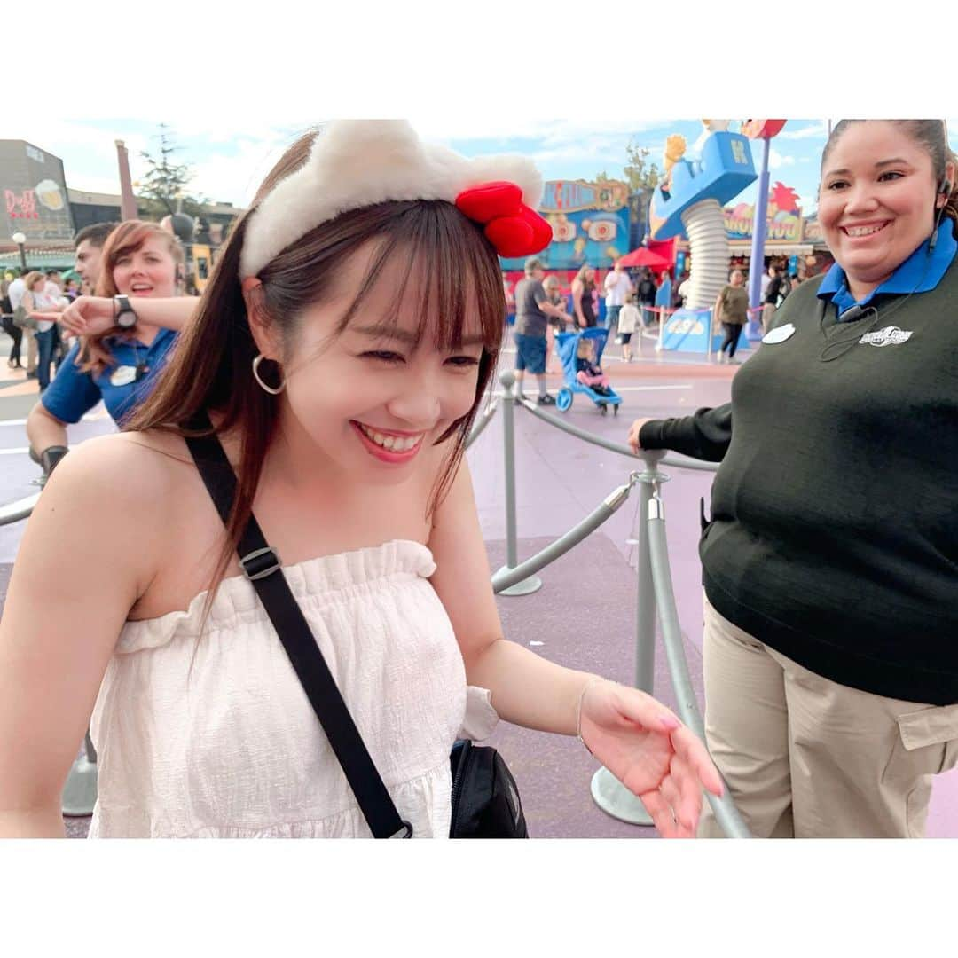 北条佳奈さんのインスタグラム写真 - (北条佳奈Instagram)「アメリカ旅行記day5🇺🇸❤️その3🌎﻿ ﻿ ﻿ まさかのその3😨笑﻿ ﻿ シンプソンズの乗り物近くでグリーティングしてて、すごく神対応してくれて、大興奮のお気に入り写真達がいっぱいだったの！許して！🥺﻿ ﻿ ﻿ いっぱいかまってくれて可愛いかった〜🥺❤️﻿ ﻿ ﻿ 最後の写真のキャストさん見ると私がどれだけ大興奮して喜んでたのか分かるね…☺️﻿ 苦笑いじゃなく微笑んでるよね…☺️？笑﻿ ﻿ ﻿ ﻿ to be continue…🌈﻿ ﻿ ﻿ #universalstudios #universalstudioshollywood #ユニバーサルスタジオハリウッド #キャラグリ #キャラクターグリーティング #シンプソンズ #🌎」12月3日 11時18分 - kana_hojyo