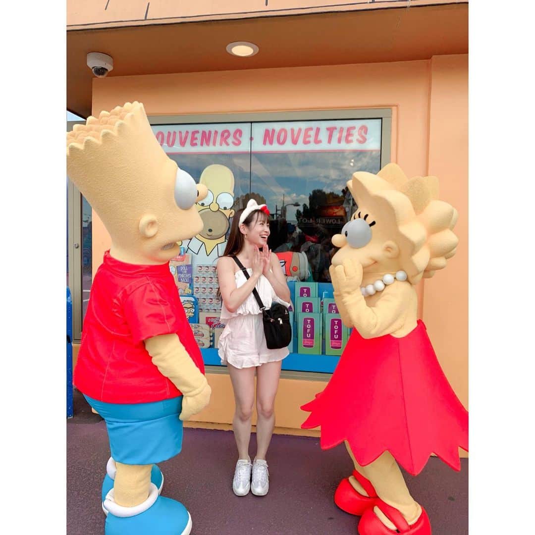 北条佳奈のインスタグラム：「アメリカ旅行記day5🇺🇸❤️その3🌎﻿ ﻿ ﻿ まさかのその3😨笑﻿ ﻿ シンプソンズの乗り物近くでグリーティングしてて、すごく神対応してくれて、大興奮のお気に入り写真達がいっぱいだったの！許して！🥺﻿ ﻿ ﻿ いっぱいかまってくれて可愛いかった〜🥺❤️﻿ ﻿ ﻿ 最後の写真のキャストさん見ると私がどれだけ大興奮して喜んでたのか分かるね…☺️﻿ 苦笑いじゃなく微笑んでるよね…☺️？笑﻿ ﻿ ﻿ ﻿ to be continue…🌈﻿ ﻿ ﻿ #universalstudios #universalstudioshollywood #ユニバーサルスタジオハリウッド #キャラグリ #キャラクターグリーティング #シンプソンズ #🌎」