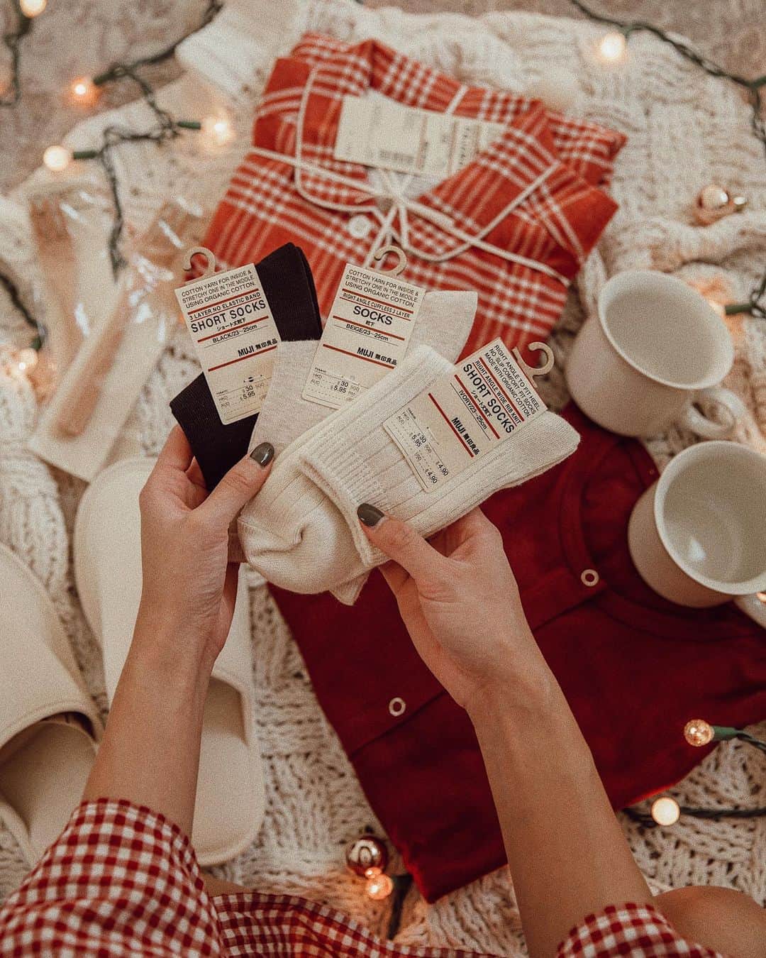 W E Y L I Eのインスタグラム：「GUYS, how is it almost the holidays already?! Holiday shopping can be really stressful especially if you have lots of people to shop for. You guys know I LOVE @mujiusa, and I thought they would be the perfect place to do all your holiday shopping. From pajamas to home decor, they have something for everyone. I’m so obsessed with this gift box here, I may just have to get one for myself, hehe ☺️ #MUJIUSA #MUJIHolidays #ad」