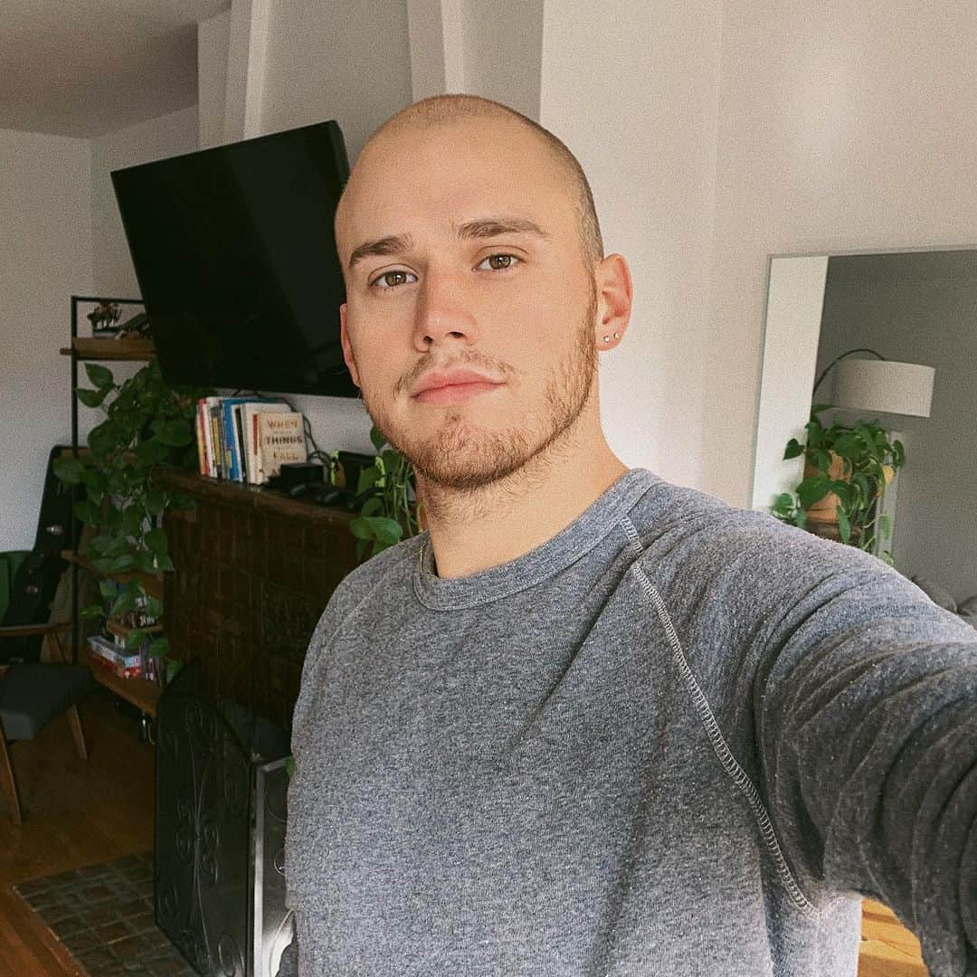 ブランドン・シェイアのインスタグラム：「Rockin the five o clock shadow on my head 😂」