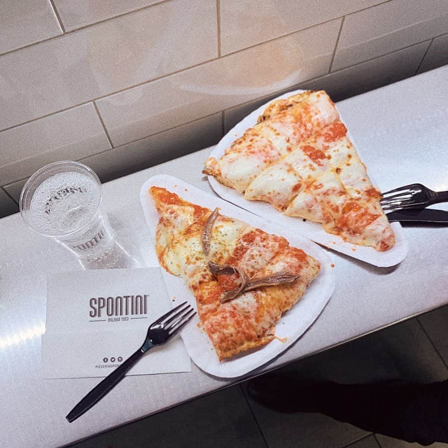 ひこ乃さんのインスタグラム写真 - (ひこ乃Instagram)「🍕ミラノ #spontini ⠀ ⠀ ドゥオーモ近くにあるディズニーランドの ワールドバザールの元となったガッレリアの中にある ミラノ名物のピザ屋さん🍕⠀ 地元の人が沢山で少し列が出来てた！⠀ ⠀ 一番人気メニューの MARGHERITA 4.20€と SPONTINI 1953 5.00€(アンチョビ乗ってるやつ) をチョイス𓃗⠀ ⠀  ふわっふわにふっくらしてるのに生地の裏はさくっと ジューシーな感じで今までにないピザって感じで すごく美味しかった😳♡⠀ ⠀ 大きいサイズあったけどこの小さいサイズですら 食べ切れなかったしメインのご飯食べれなく ならないように小さいサイズがオススメ𓅯⠀ ⠀ 歩いてたらサンタさんいるし リアルディズニーで本当360度最高の景色..♡ ⠀ #ミラノ#ピザ#ドゥオーモ#イタリア#イタリア旅行#ヨーロッパ#Milano#duomo#duomodimilano#italy#Europa#italy🇮🇹」12月3日 2時19分 - hikono0909