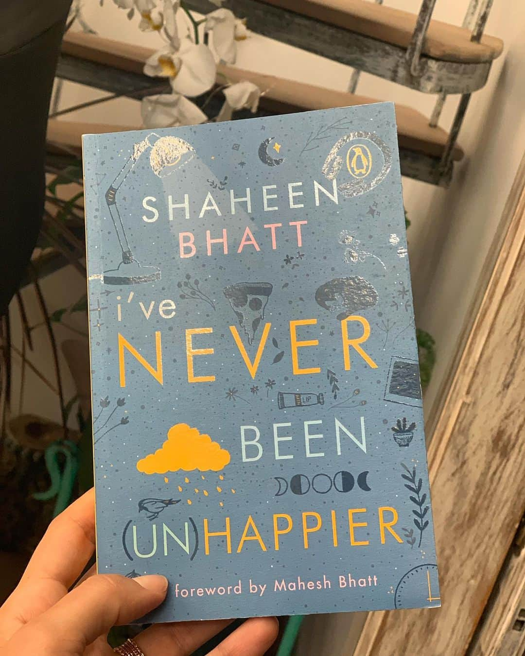 カトリーナ・カイフさんのインスタグラム写真 - (カトリーナ・カイフInstagram)「what a incredibly brave thing to do  to write this book , so heartbreakingly honestly written . You can feel every moment and every thought ....to be able to turn a painful situation into something positive is so beautiful .... p.s @shaheenb i miss our dream team chats immensely need to do it again soon .... to everyone - this incredible book is available NOW」12月3日 2時34分 - katrinakaif