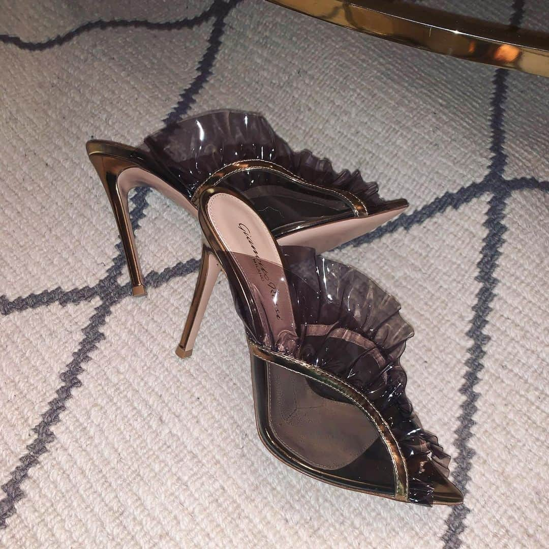 カイリー・ミノーグさんのインスタグラム写真 - (カイリー・ミノーグInstagram)「Thanks for your service today!!! #shoeoftheday 💖」12月3日 2時26分 - kylieminogue