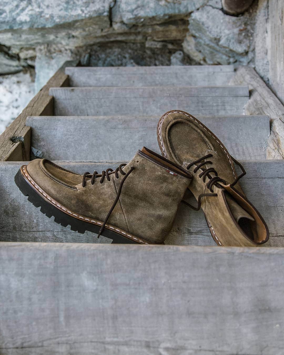 バリーさんのインスタグラム写真 - (バリーInstagram)「Back to basics. Take to the mountains with our #BallyAW19 hiking boots, link in bio. #JourneyToSwitzerland」12月3日 2時32分 - bally