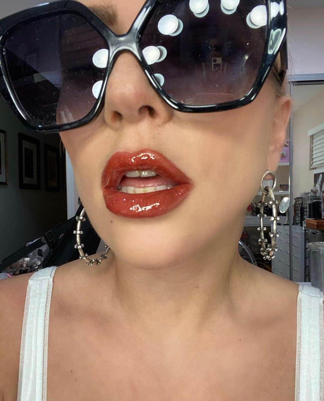 ダニジョーのインスタグラム：「LADY GAGA APPROVED 💋 • @ladygaga in the Harper earrings which, lucky for you, are in the CYBER WEEK SALE 😊 Use code CYBER25 for additional 25% off already reduced styles 🛒 link in bio」