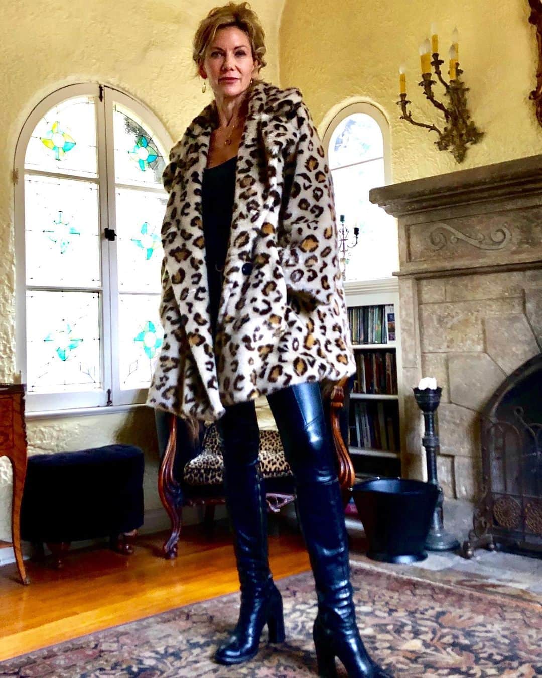 のインスタグラム：「Wake up! Work out! Look hot! Kick ass!!! ITS MONDAY!!! ❤️💋 L&L xoxo😘💕💪 #monday #rockandroll #freepeople #jacket」
