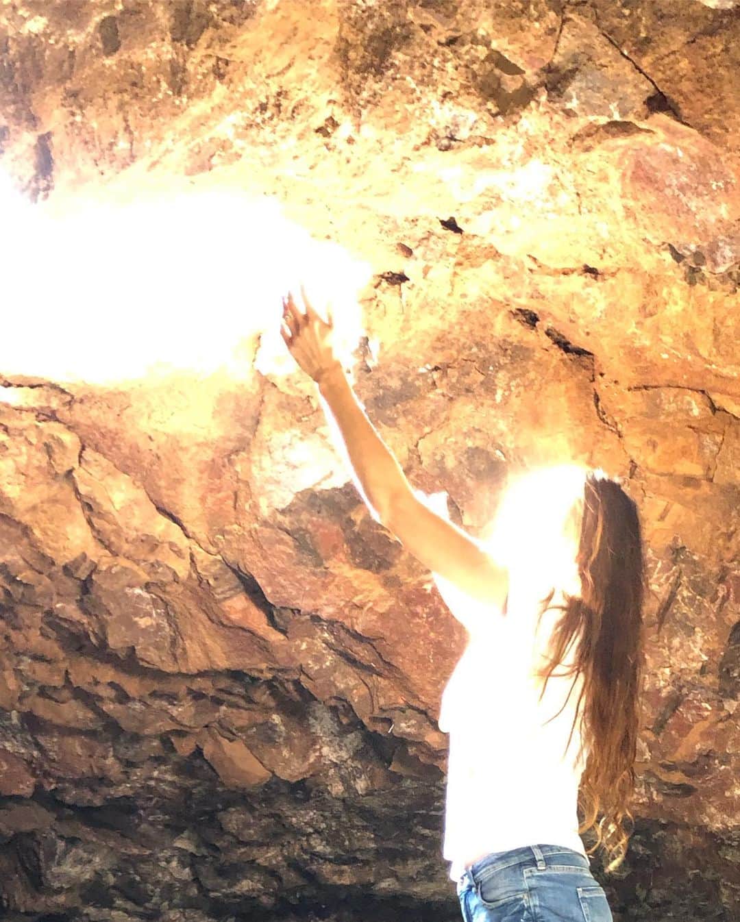 箕輪玖美さんのインスタグラム写真 - (箕輪玖美Instagram)「世界3大パワースポットの１つ、オーラの洞窟へ✨  洞窟なのに爽やかで心地良い♪  光？オーラ？ 顔白過ぎる〜🤣🤣🤣 #パワースポット #オーラの洞窟  #maunaloa  #hawaiistagram  #bigisland  #amazing  #fantastic #海外旅行好きな人と繋がりたい  #ハワイ好きな人と繋がりたい  #vacation #アラフィフ #モデル #箕輪玖美」12月3日 2時39分 - kumi.111