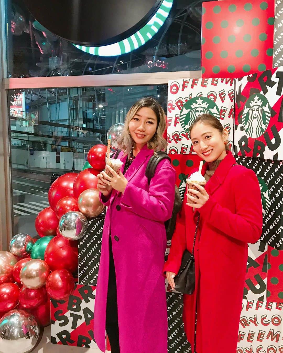 紗綾さんのインスタグラム写真 - (紗綾Instagram)「スターバックスジャパン 2019 Holiday Promotionへ遊びに行ってきました🥤🧁 @starbucks_j  新作の #サンタブーツチョコレートフラペチーノ をいただきました🍫 これ一杯にチョコレート、クッキー、ポテトチップスが入ってるの🍫🍪♥️ ストローの部分がクッキーになっていて、甘すぎないチョコレートフラペチーノに、ポテトチップスの塩っぱさがアクセントになっていてとても美味しかった😋💓 見た目は甘そうだけど、甘いの苦手な私でもとても美味しく飲めました🧚🏻‍♀️🌟 是非 #新作フラペチーノ 試してみてね💕💕 #merrycoffee #ブーツでフラペチーノ　#pr」12月3日 2時46分 - saaya_official_