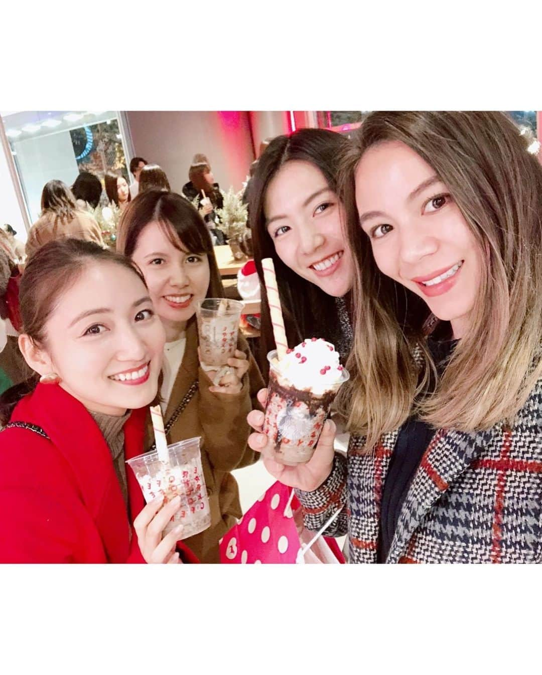 紗綾さんのインスタグラム写真 - (紗綾Instagram)「スターバックスジャパン 2019 Holiday Promotionへ遊びに行ってきました🥤🧁 @starbucks_j  新作の #サンタブーツチョコレートフラペチーノ をいただきました🍫 これ一杯にチョコレート、クッキー、ポテトチップスが入ってるの🍫🍪♥️ ストローの部分がクッキーになっていて、甘すぎないチョコレートフラペチーノに、ポテトチップスの塩っぱさがアクセントになっていてとても美味しかった😋💓 見た目は甘そうだけど、甘いの苦手な私でもとても美味しく飲めました🧚🏻‍♀️🌟 是非 #新作フラペチーノ 試してみてね💕💕 #merrycoffee #ブーツでフラペチーノ　#pr」12月3日 2時46分 - saaya_official_