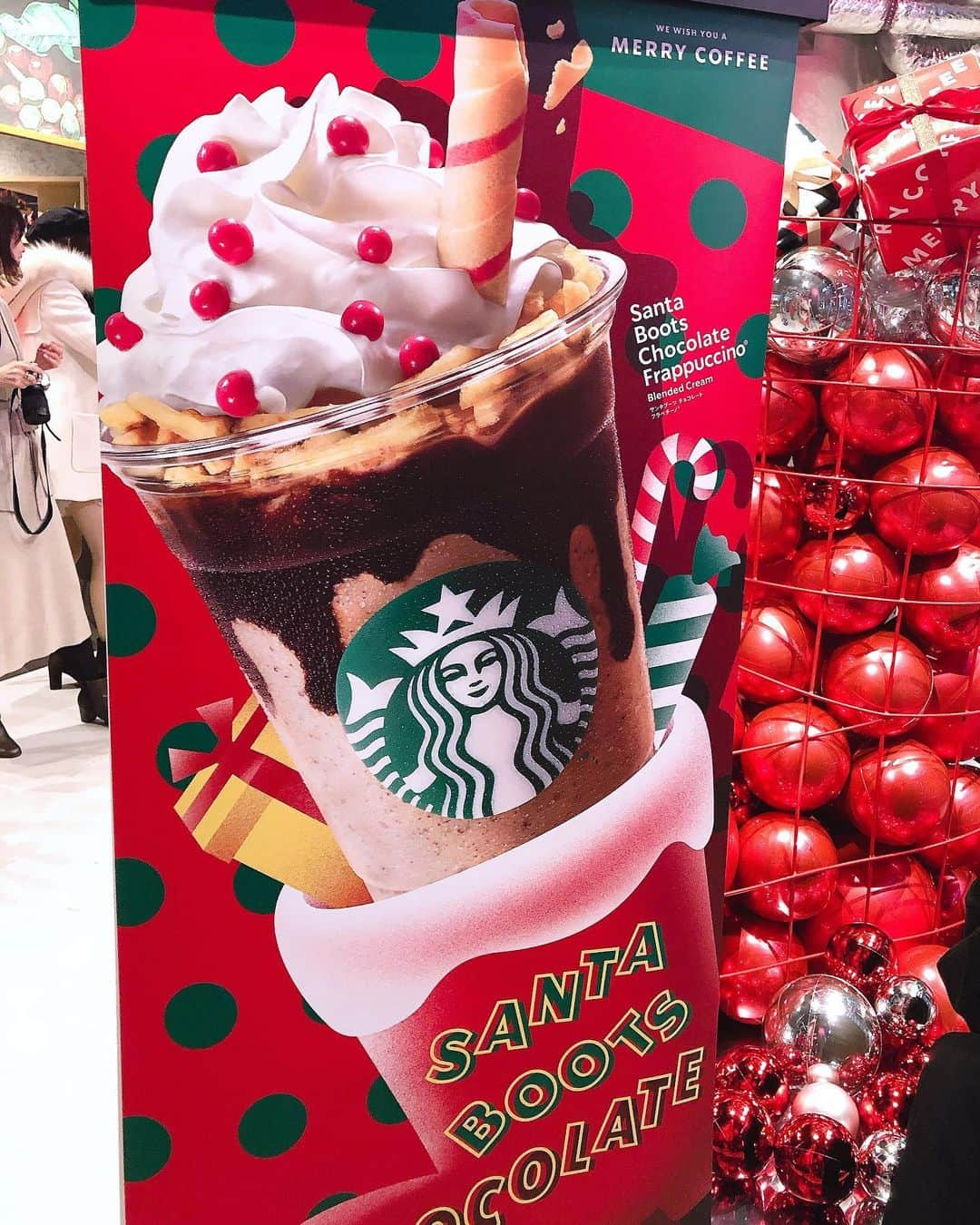 紗綾さんのインスタグラム写真 - (紗綾Instagram)「スターバックスジャパン 2019 Holiday Promotionへ遊びに行ってきました🥤🧁 @starbucks_j  新作の #サンタブーツチョコレートフラペチーノ をいただきました🍫 これ一杯にチョコレート、クッキー、ポテトチップスが入ってるの🍫🍪♥️ ストローの部分がクッキーになっていて、甘すぎないチョコレートフラペチーノに、ポテトチップスの塩っぱさがアクセントになっていてとても美味しかった😋💓 見た目は甘そうだけど、甘いの苦手な私でもとても美味しく飲めました🧚🏻‍♀️🌟 是非 #新作フラペチーノ 試してみてね💕💕 #merrycoffee #ブーツでフラペチーノ　#pr」12月3日 2時46分 - saaya_official_