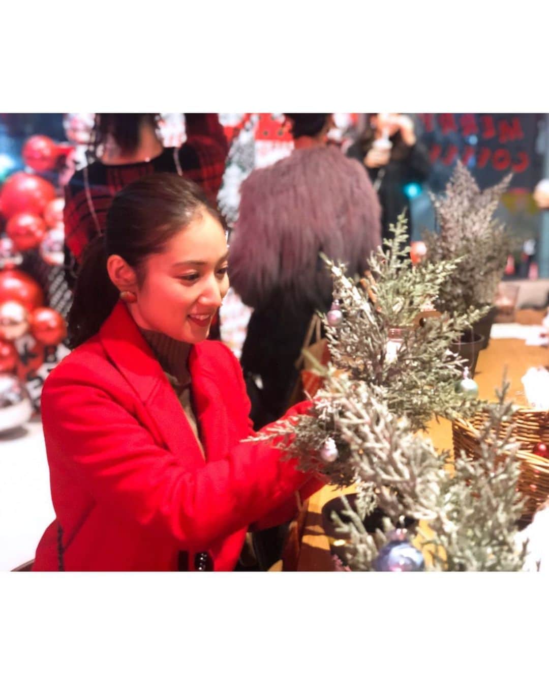 紗綾さんのインスタグラム写真 - (紗綾Instagram)「スターバックスジャパン 2019 Holiday Promotionへ遊びに行ってきました🥤🧁 @starbucks_j  新作の #サンタブーツチョコレートフラペチーノ をいただきました🍫 これ一杯にチョコレート、クッキー、ポテトチップスが入ってるの🍫🍪♥️ ストローの部分がクッキーになっていて、甘すぎないチョコレートフラペチーノに、ポテトチップスの塩っぱさがアクセントになっていてとても美味しかった😋💓 見た目は甘そうだけど、甘いの苦手な私でもとても美味しく飲めました🧚🏻‍♀️🌟 是非 #新作フラペチーノ 試してみてね💕💕 #merrycoffee #ブーツでフラペチーノ　#pr」12月3日 2時46分 - saaya_official_