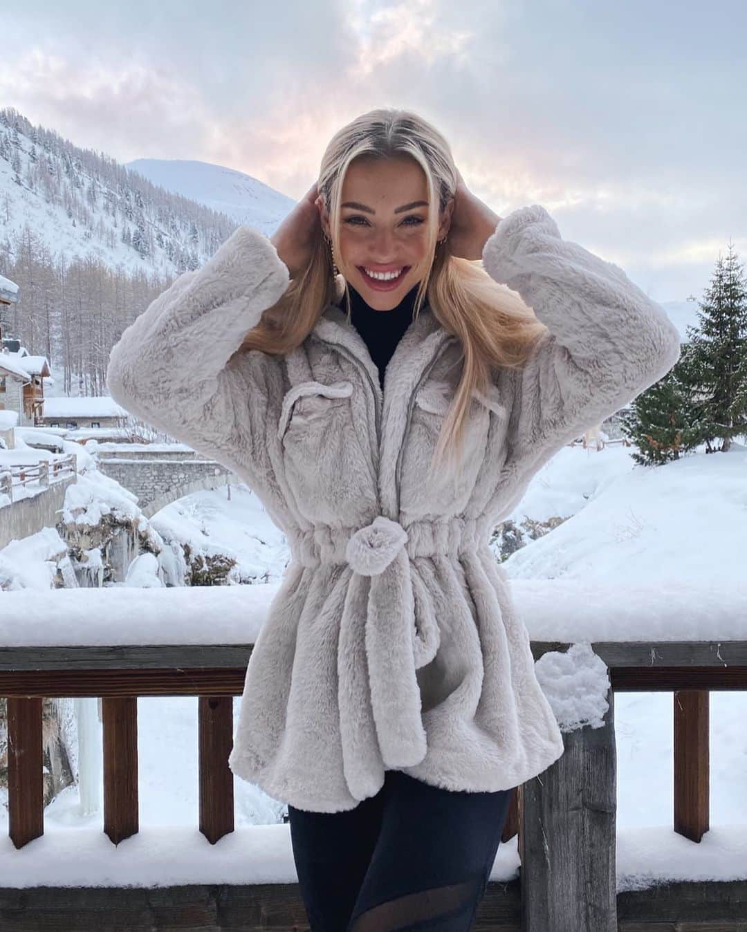 チャーリー・ジョーダンさんのインスタグラム写真 - (チャーリー・ジョーダンInstagram)「Finally made it to Val D’Isere 🎿  I grew up skiing! What about you?  Skiing or snowboarding?  #boohoointhesnow @boohoo」12月3日 2時46分 - charlyjordan