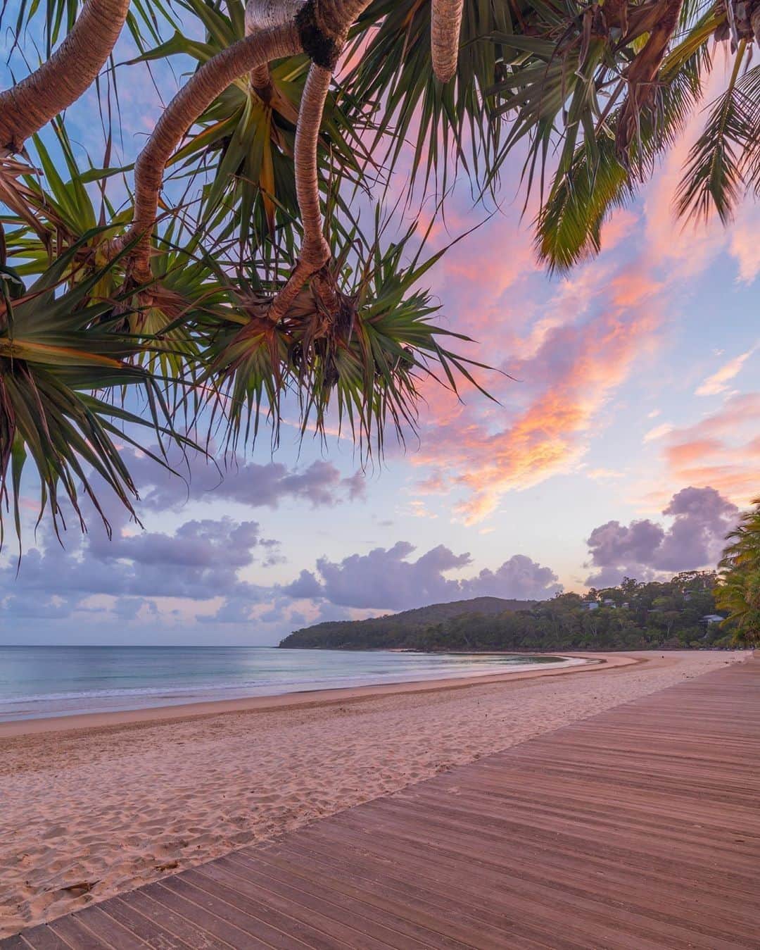のインスタグラム：「Looks like it’s going to be another cracking beach day at @visitnoosa! 🏖️ @marissaknightphotography spent a blissful morning on #NoosaMainBeach, a locals’ favourite on @queensland’s @visitsunshinecoast. Spend the day swimming, surfing and relaxing on the sand, then check out the strip of bustling restaurants and bars on Hastings Street, which is just a stone’s throw away. Our tip: @noosabeachhouse, @rickys_noosa and @noosaboathouse all have delicious meal with a side of gorgeous water views.  #seeaustralia #thisisqueensland #visitsunshinecoast #visitnoosa #travel」